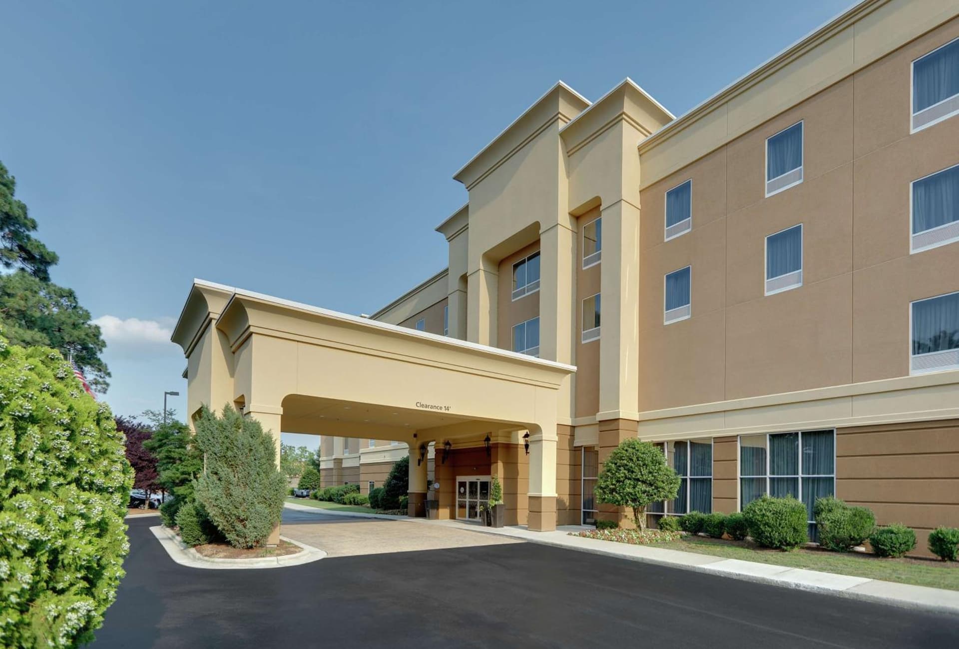 Hampton Inn & Suites Southern Pines-Pinehurst interior in Aberdeen, NC — gallery photo 2
