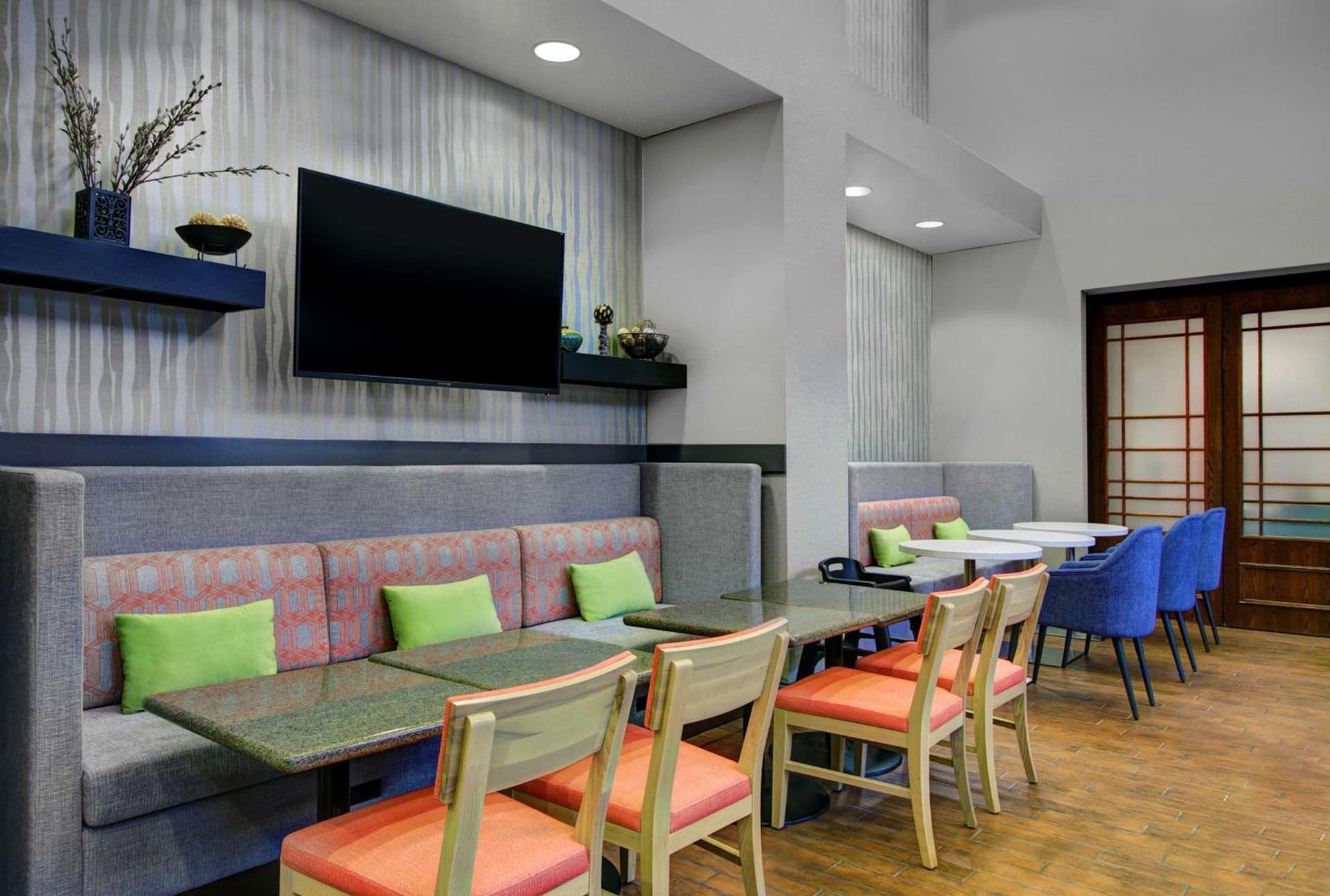 Hampton Inn & Suites by Hilton Syracuse Dewitt property views in East Syracuse, NY — gallery photo 3