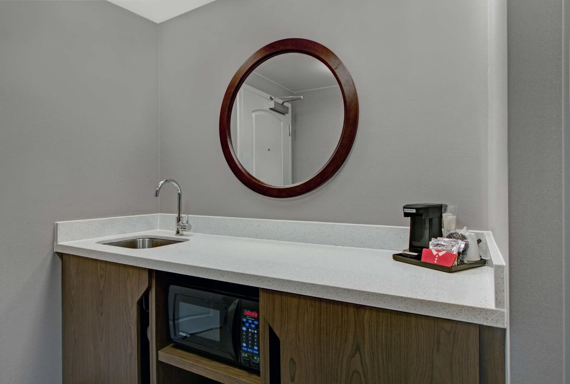 Hampton Inn & Suites by Hilton Syracuse Dewitt gallery photo in East Syracuse, NY — image 15