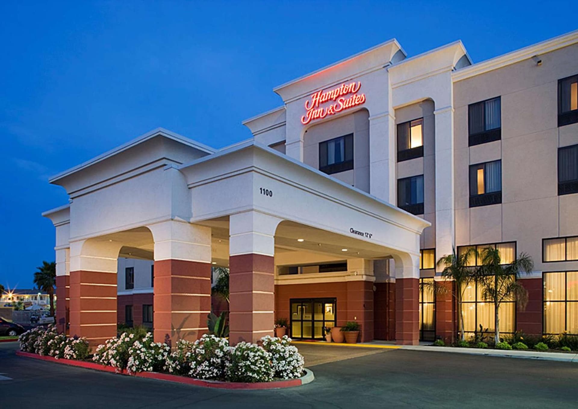 Hampton Inn & Suites Tulare interior in Tulare, CA — gallery photo 2