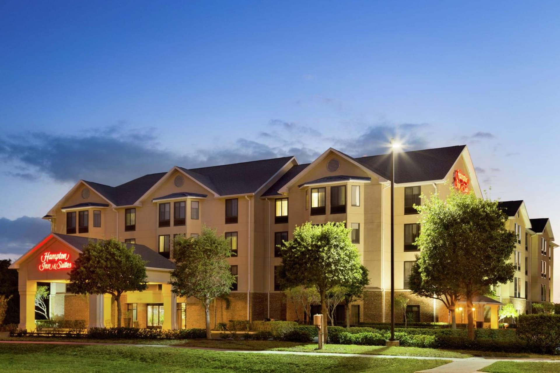 Hampton Inn & Suites Tarpon Springs interior in Tarpon Springs, FL — gallery photo 2