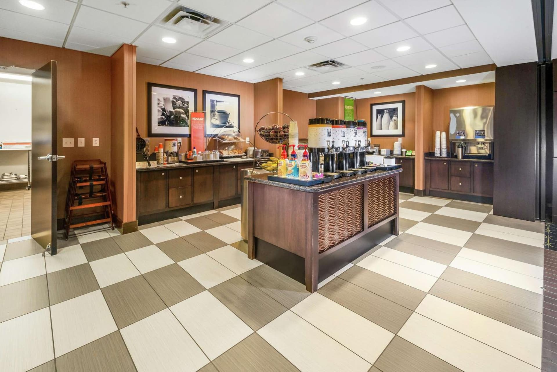 Hampton Inn and Suites Tulsa/Catoosa interior in Catoosa, OK — gallery photo 2