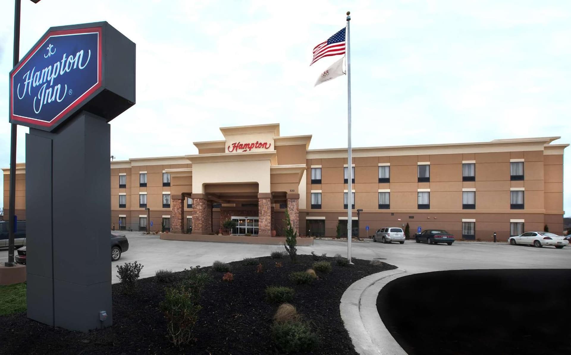 Hampton Inn New Albany interior in New Albany, MS — gallery photo 2
