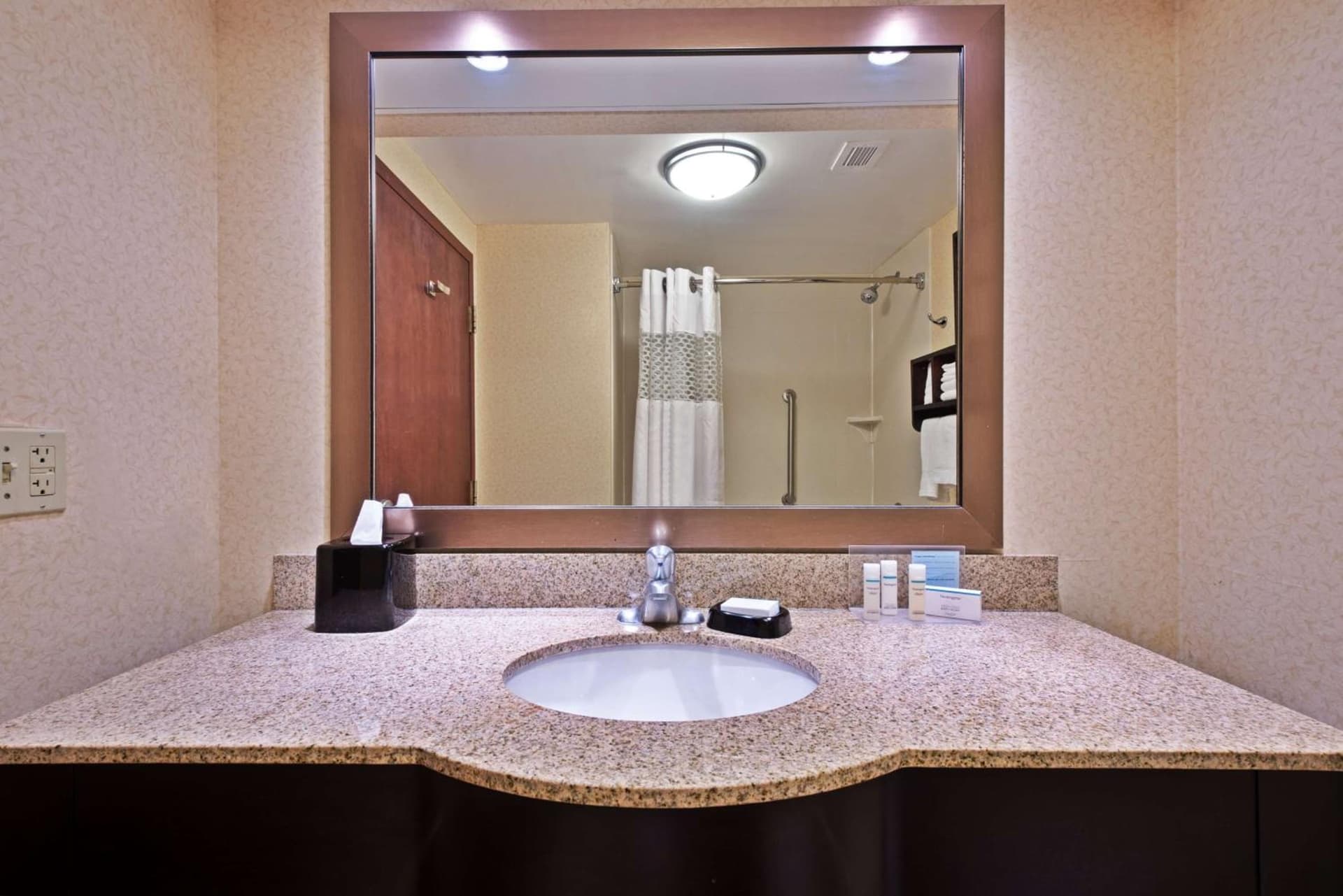 Hampton Inn Winfield Teays Valley gallery photo in Teays Valley Estates, WV — image 18