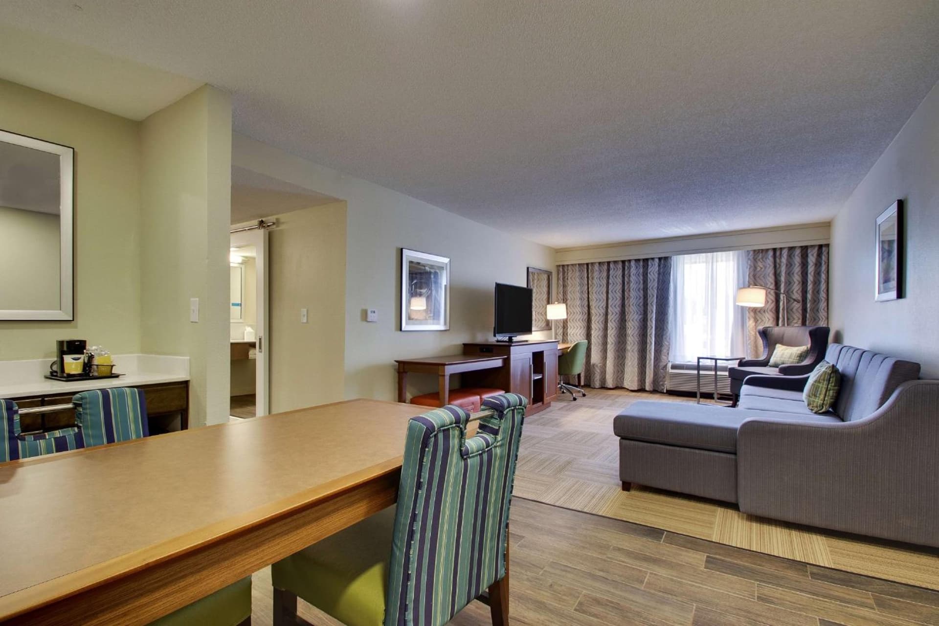Hampton Inn Warner Robins interior in Warner Robins, GA — gallery photo 2