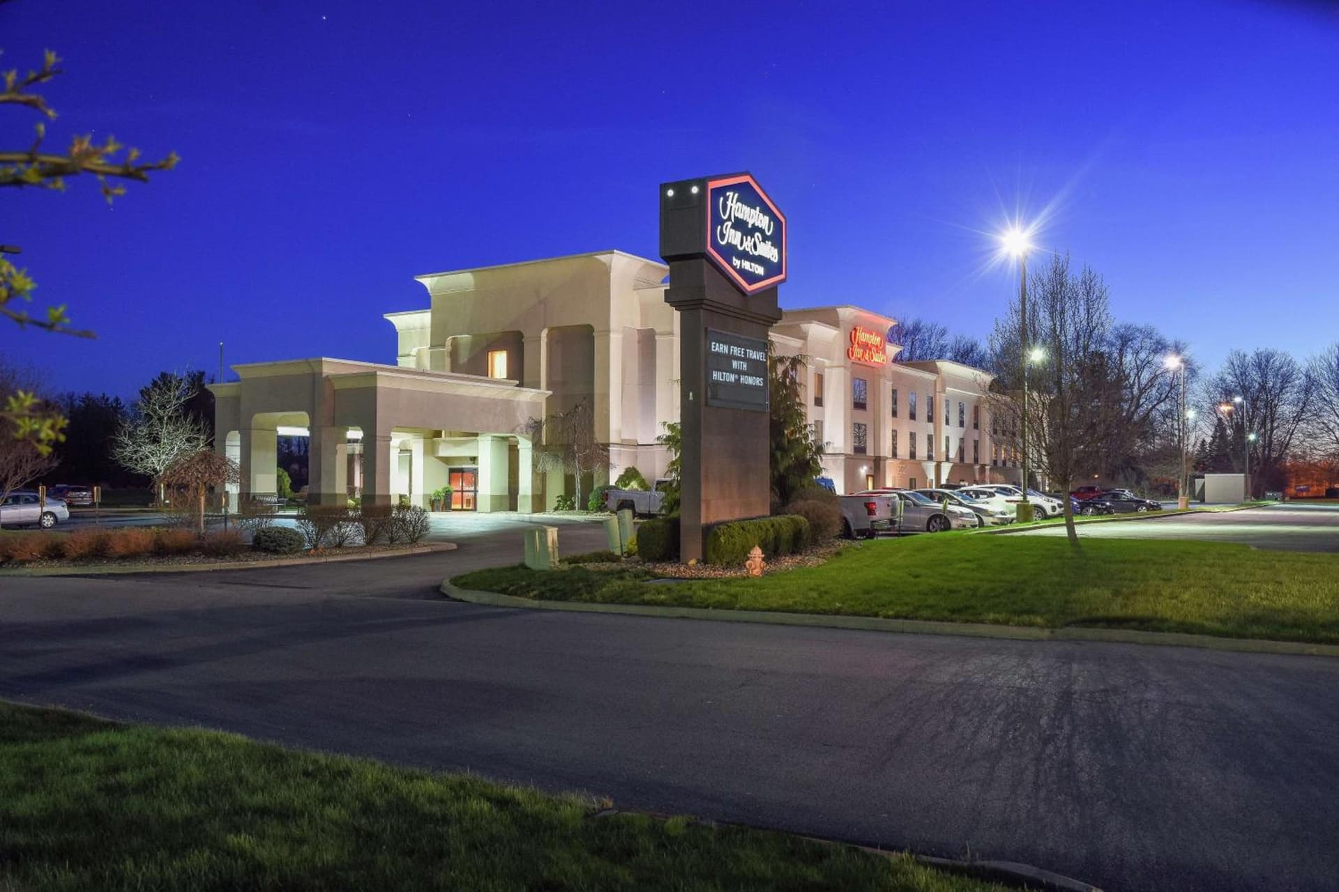 Hampton Inn & Suites Youngstown-Canfield interior in Canfield, OH — gallery photo 2