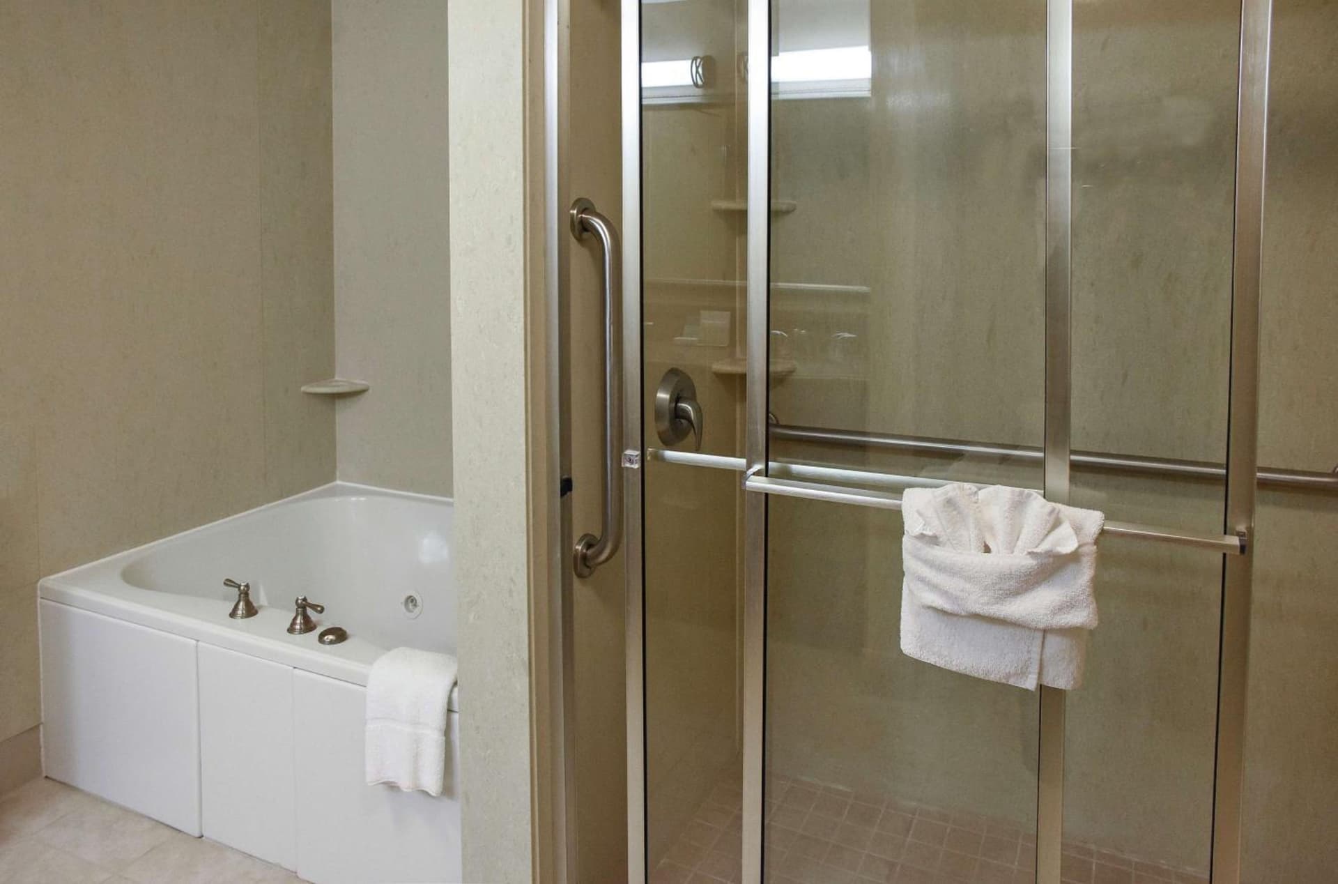 Hampton Inn & Suites Youngstown-Canfield gallery photo in Canfield, OH — image 6