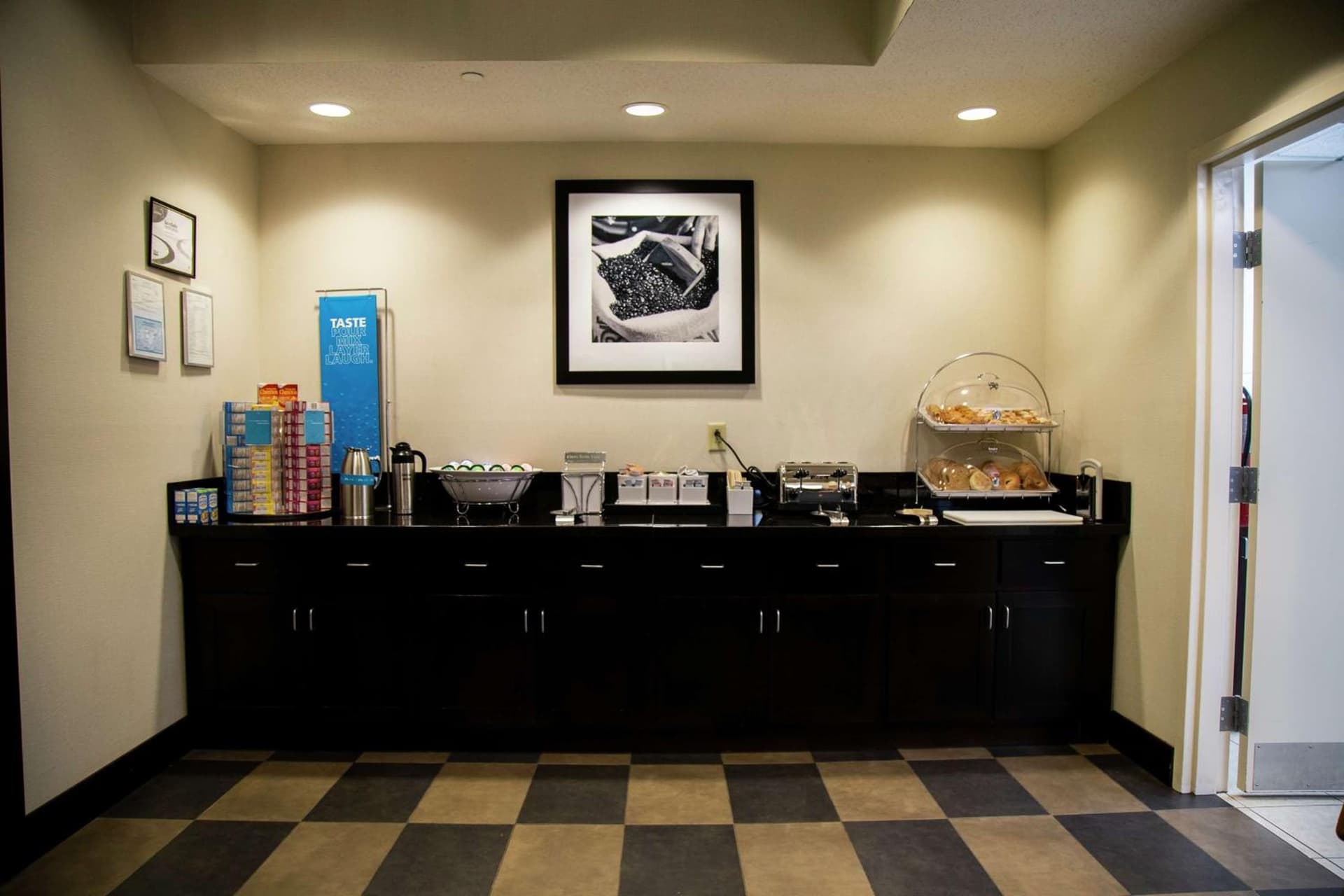 Hampton Inn & Suites Sharon gallery photo in West Middlesex, PA — image 55