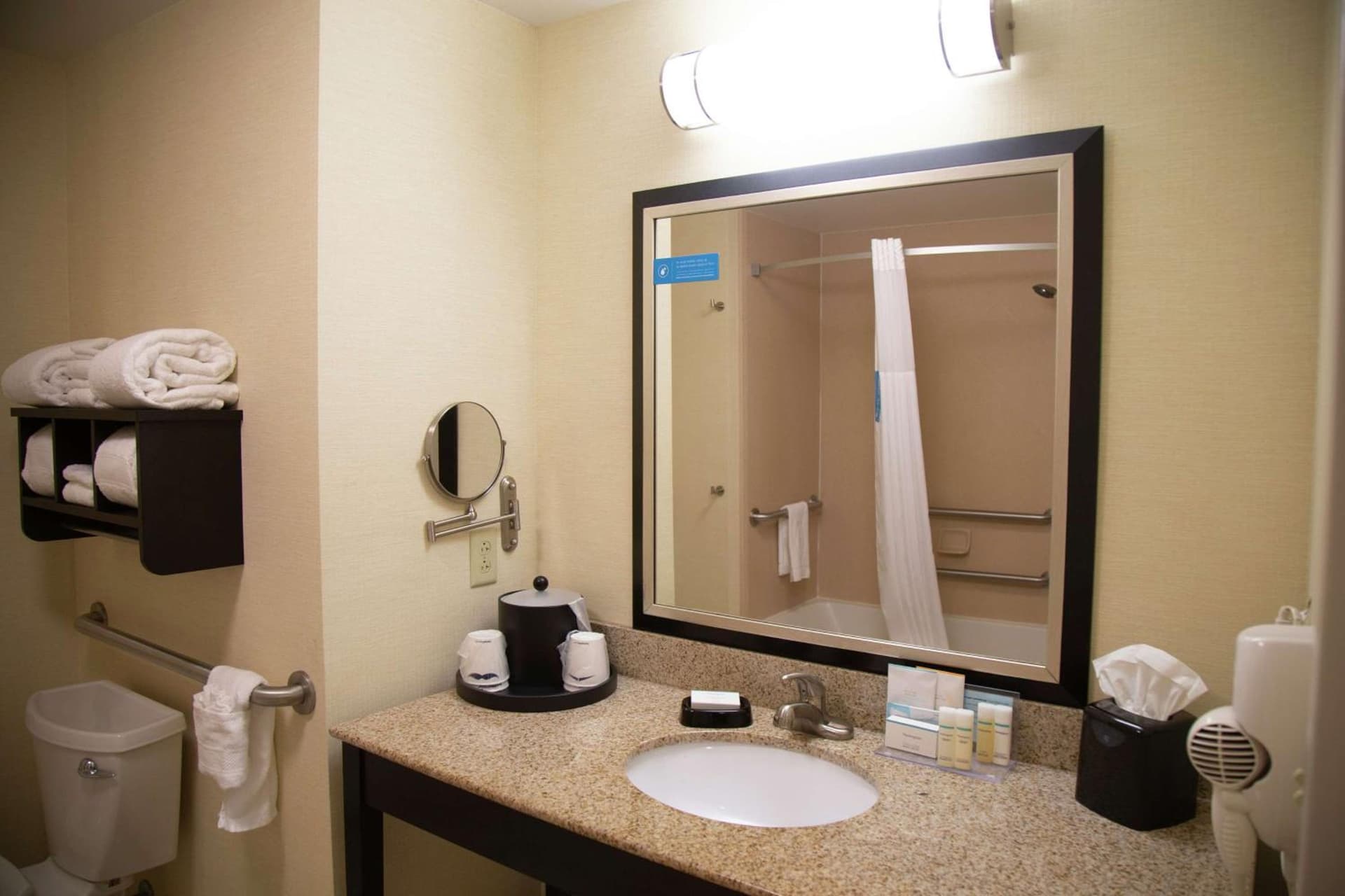 Hampton Inn & Suites Sharon gallery photo in West Middlesex, PA — image 25