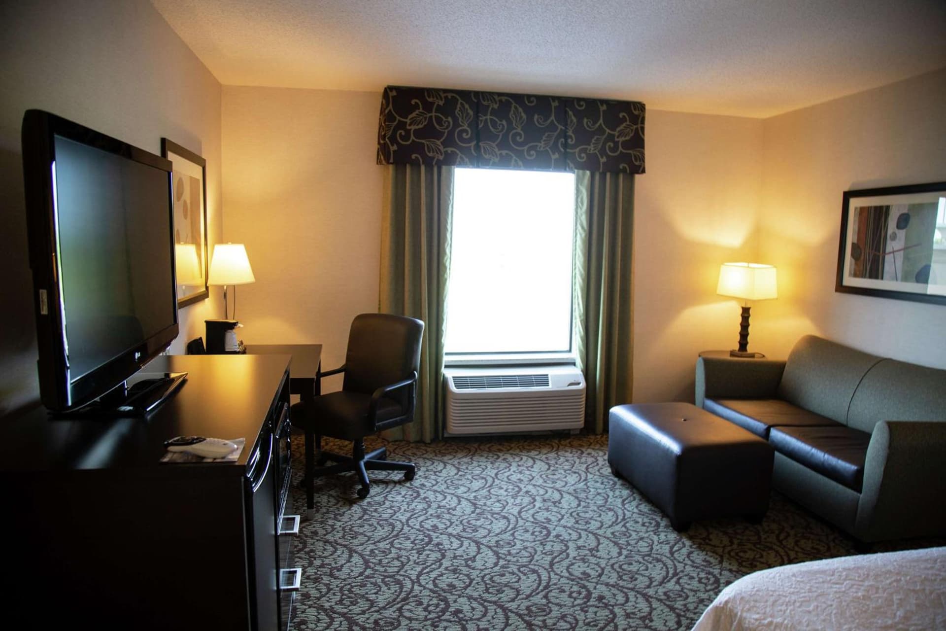 Hampton Inn & Suites Sharon gallery photo in West Middlesex, PA — image 56