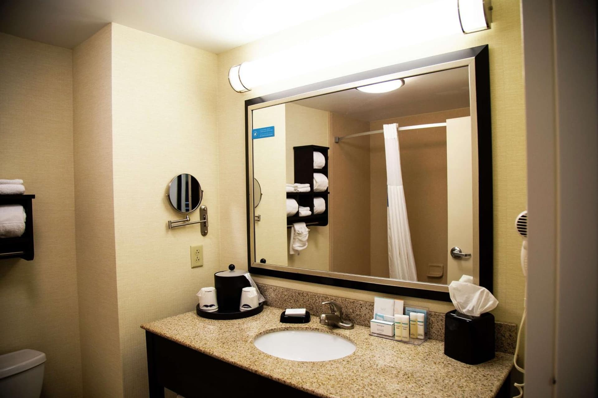Hampton Inn & Suites Sharon gallery photo in West Middlesex, PA — image 17