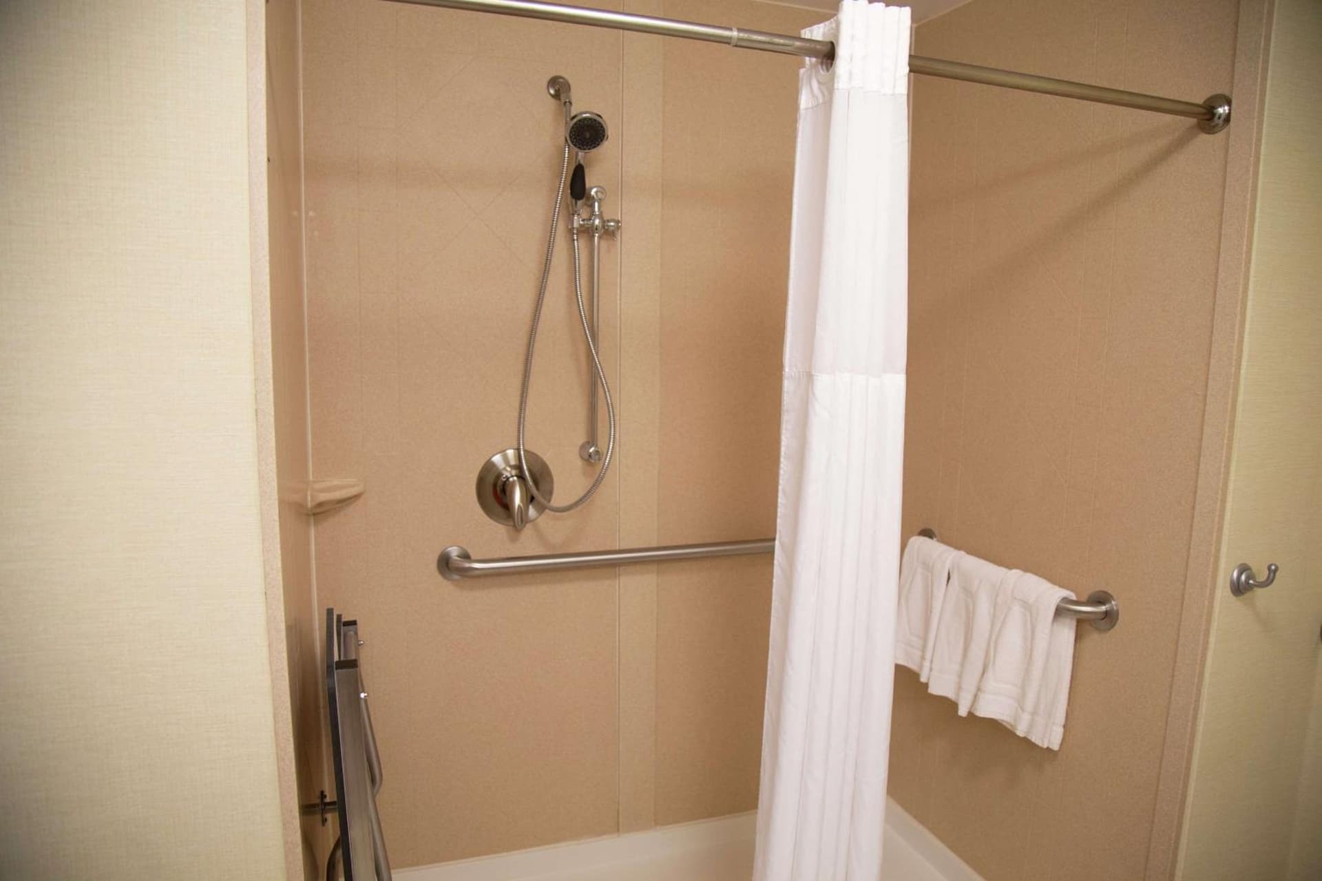 Hampton Inn & Suites Sharon gallery photo in West Middlesex, PA — image 29