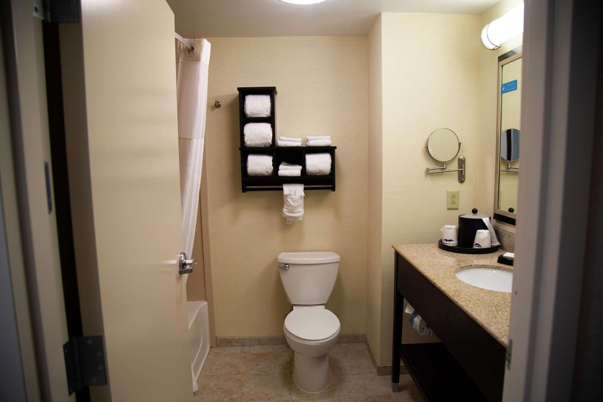 Hampton Inn & Suites Sharon gallery photo in West Middlesex, PA — image 7