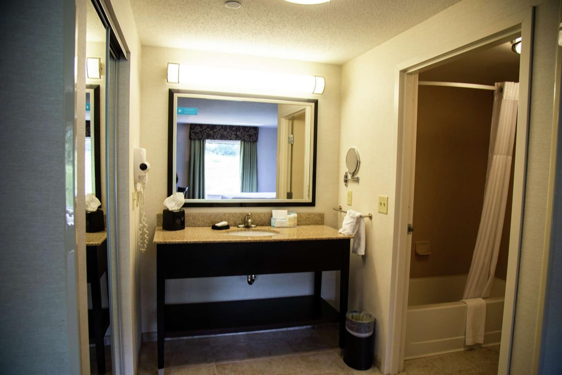 Hampton Inn & Suites Sharon gallery photo in West Middlesex, PA — image 66