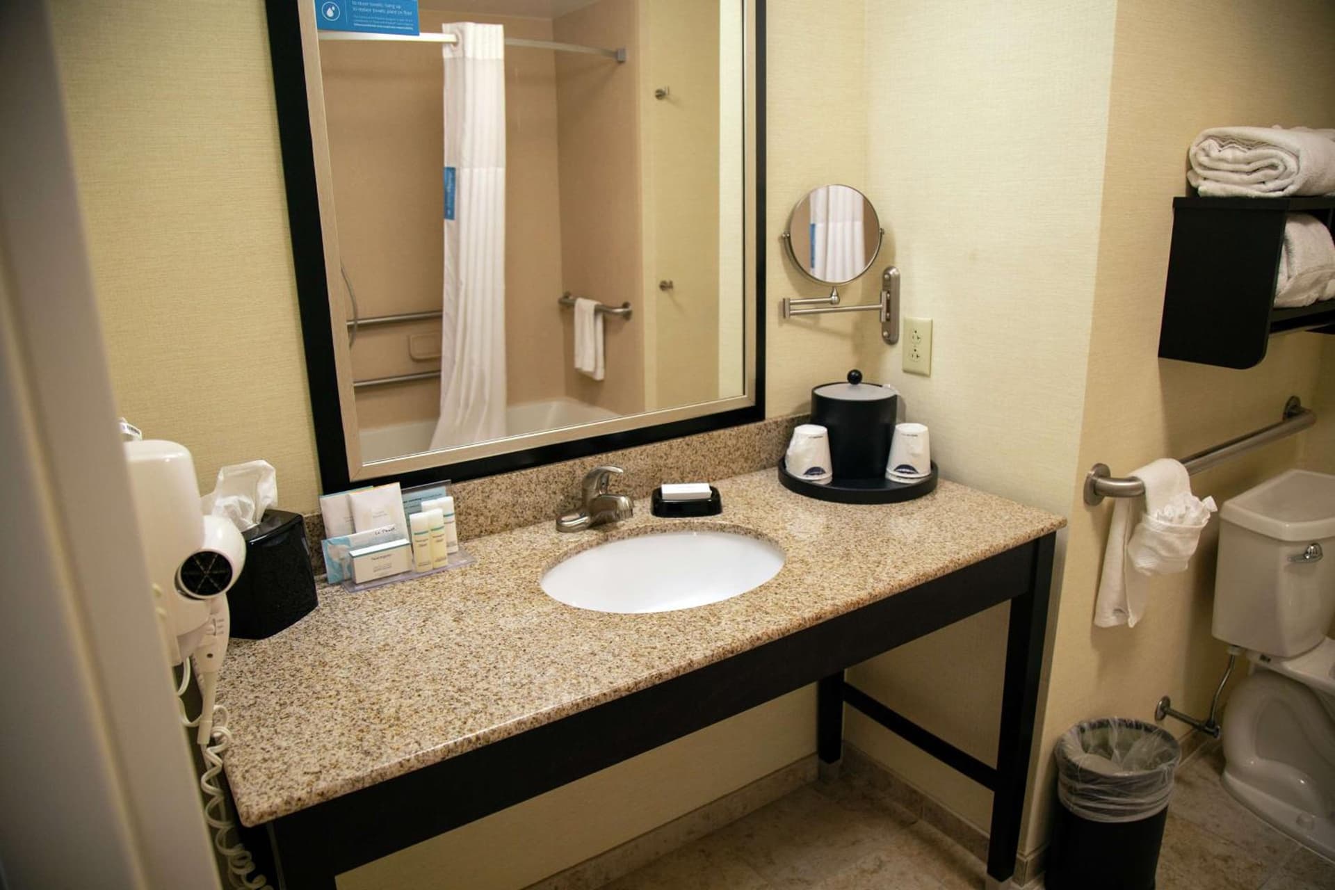 Hampton Inn & Suites Sharon gallery photo in West Middlesex, PA — image 40