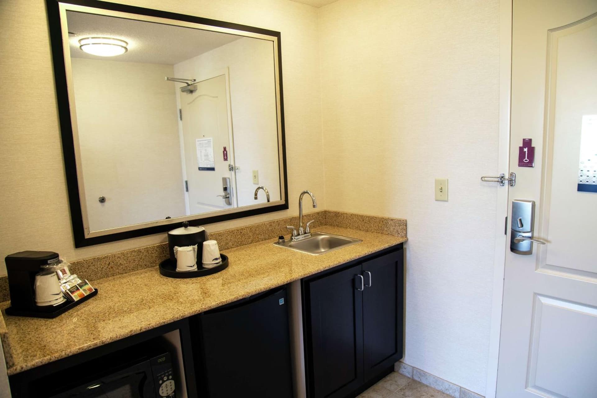 Hampton Inn & Suites Sharon interior in West Middlesex, PA — gallery photo 2