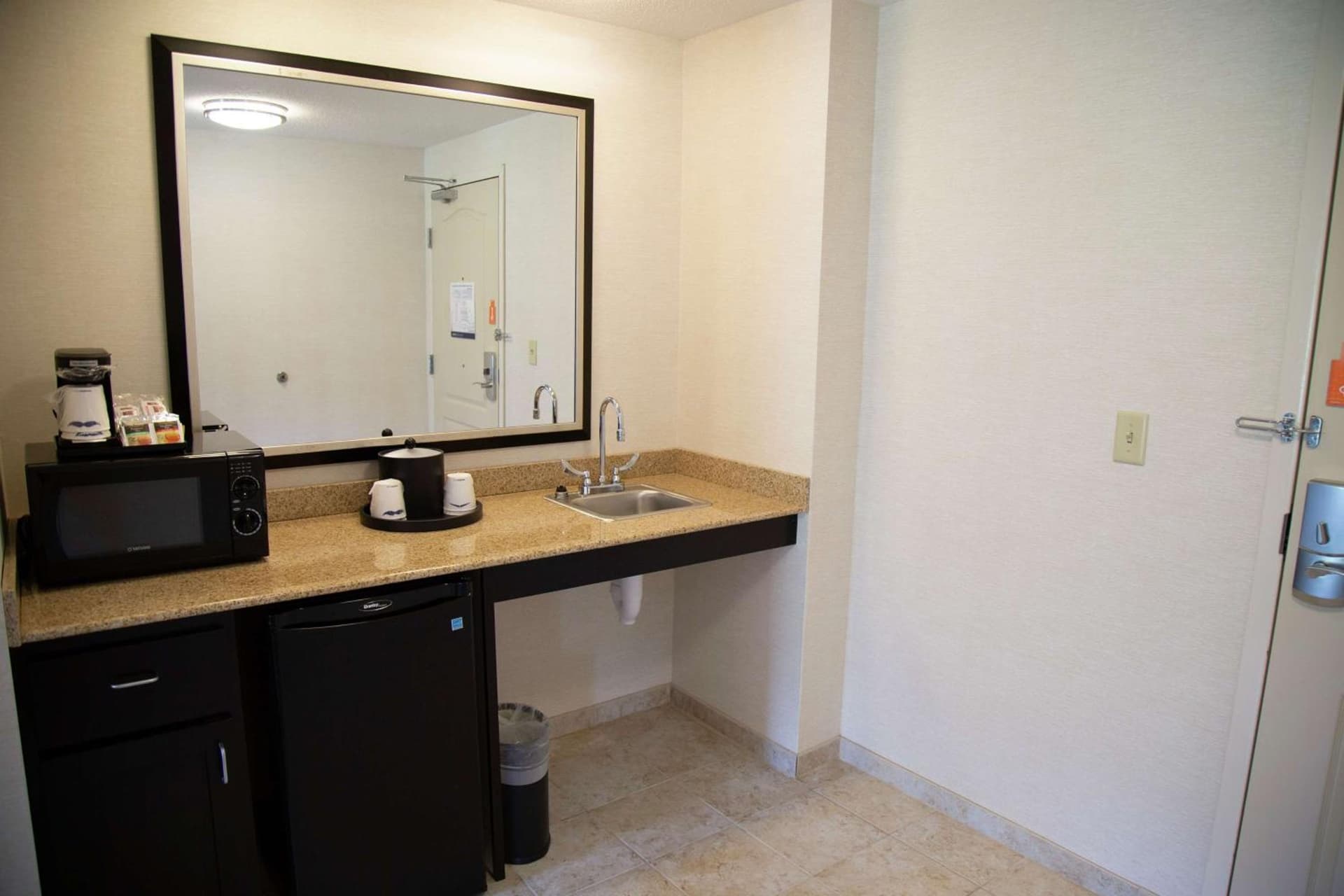 Hampton Inn & Suites Sharon gallery photo in West Middlesex, PA — image 57