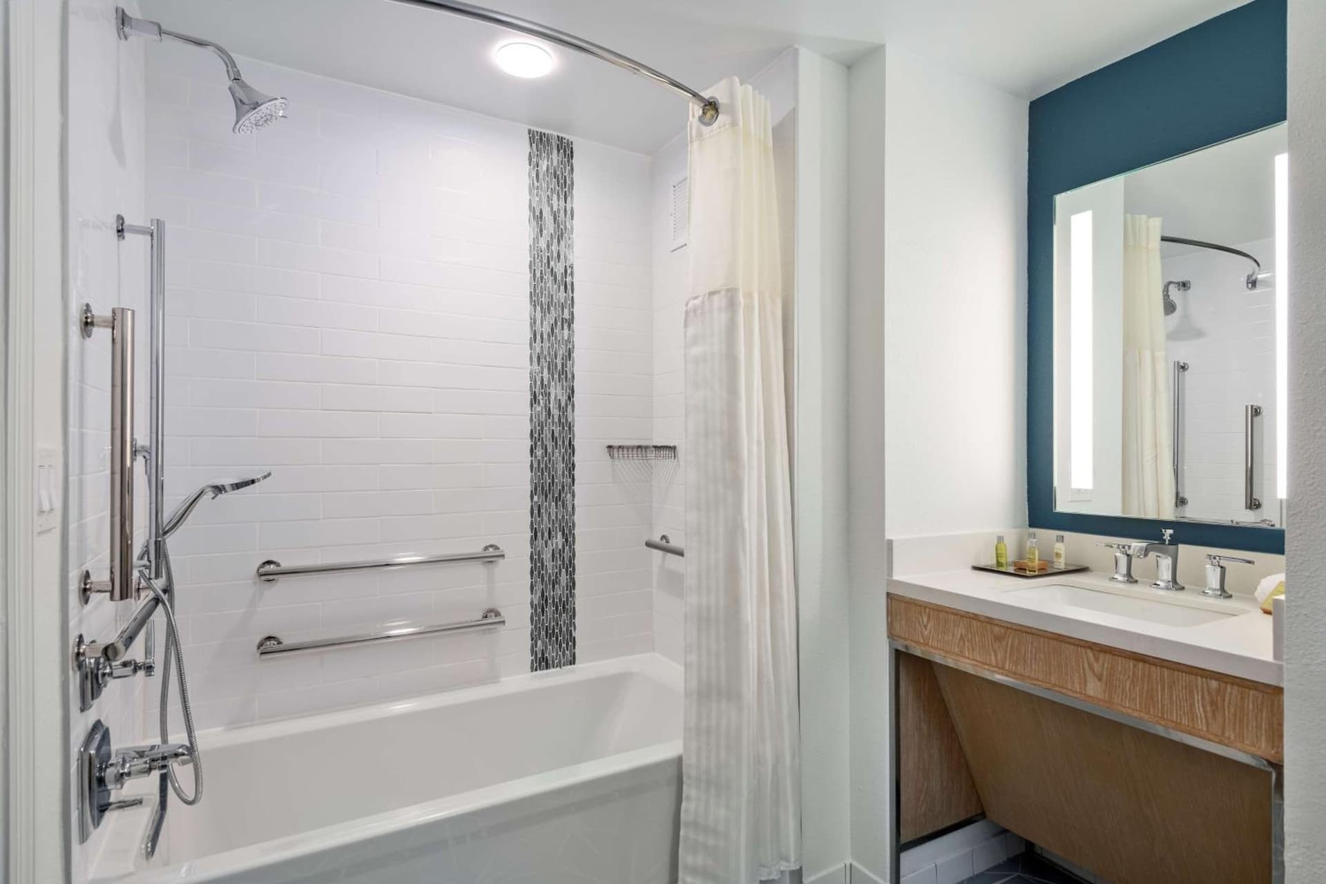 DoubleTree Suites by Hilton Naples gallery photo in Naples, FL — image 10