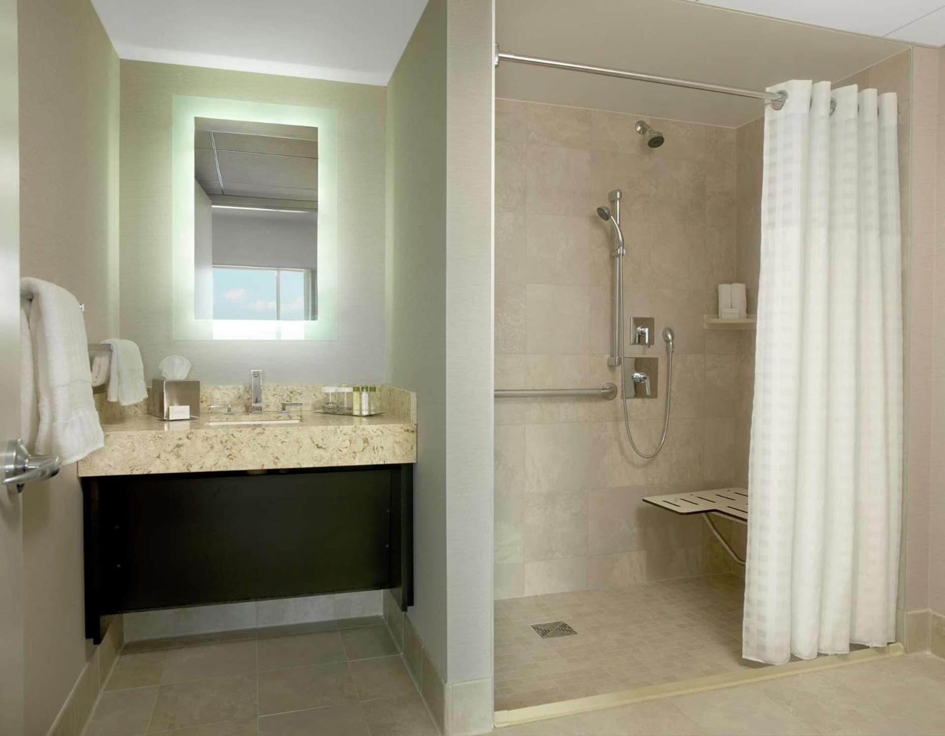 DoubleTree by Hilton Hotel Cedar Rapids Convention Complex gallery photo in Cedar Rapids, IA — image 39