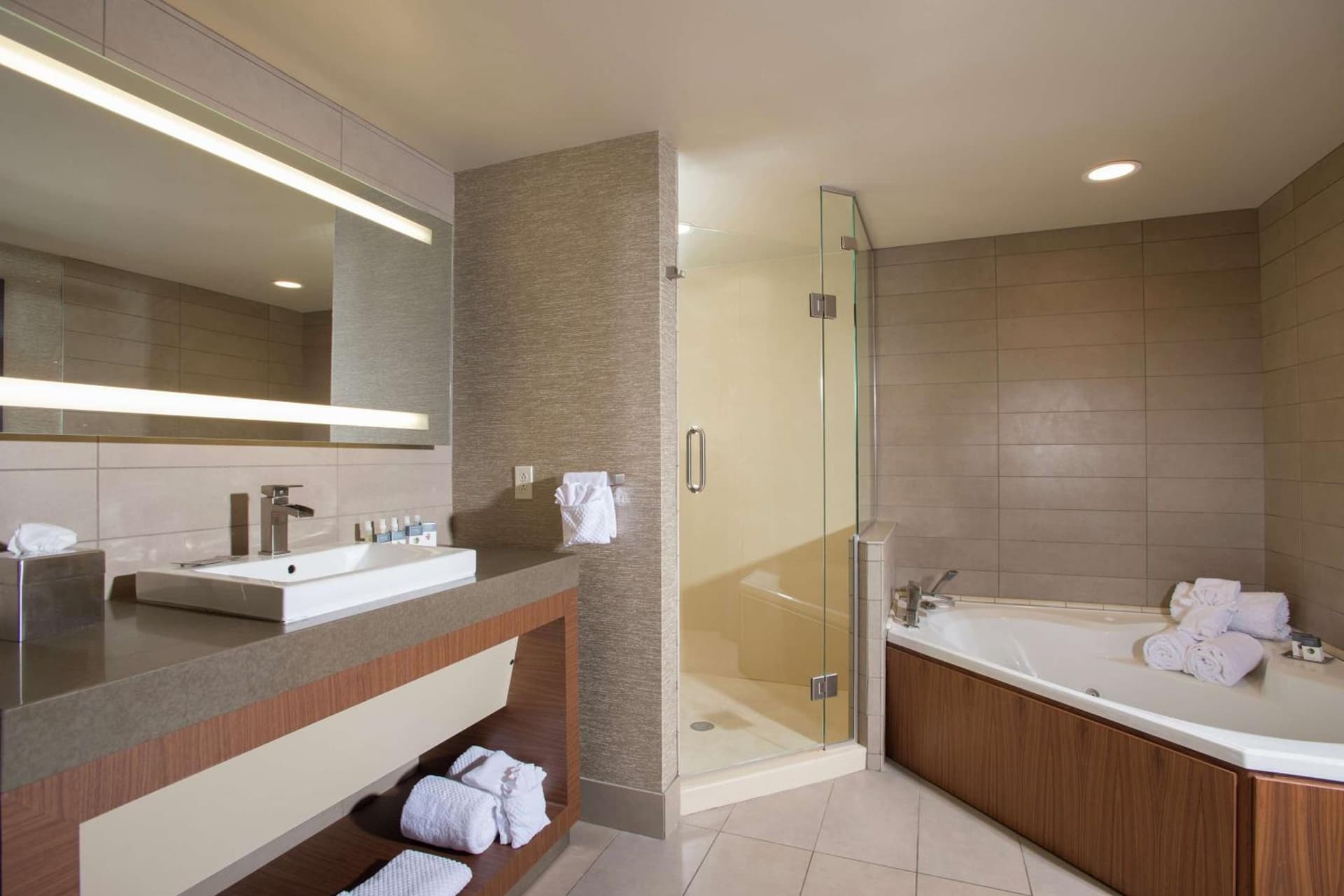 The Broadway Columbia - a DoubleTree by Hilton Hotel gallery photo in Columbia, MO — image 12