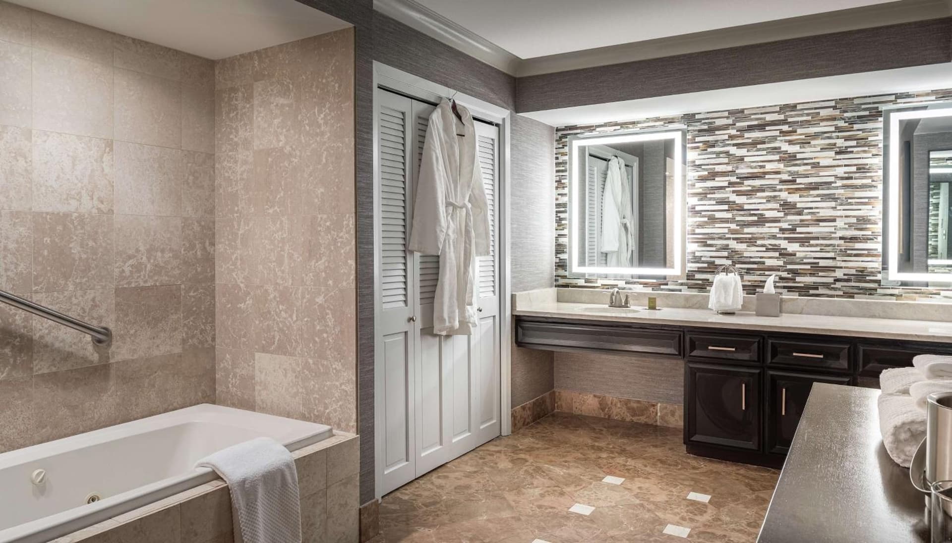 DoubleTree by Hilton Dallas Near the Galleria gallery photo in Dallas, TX — image 17