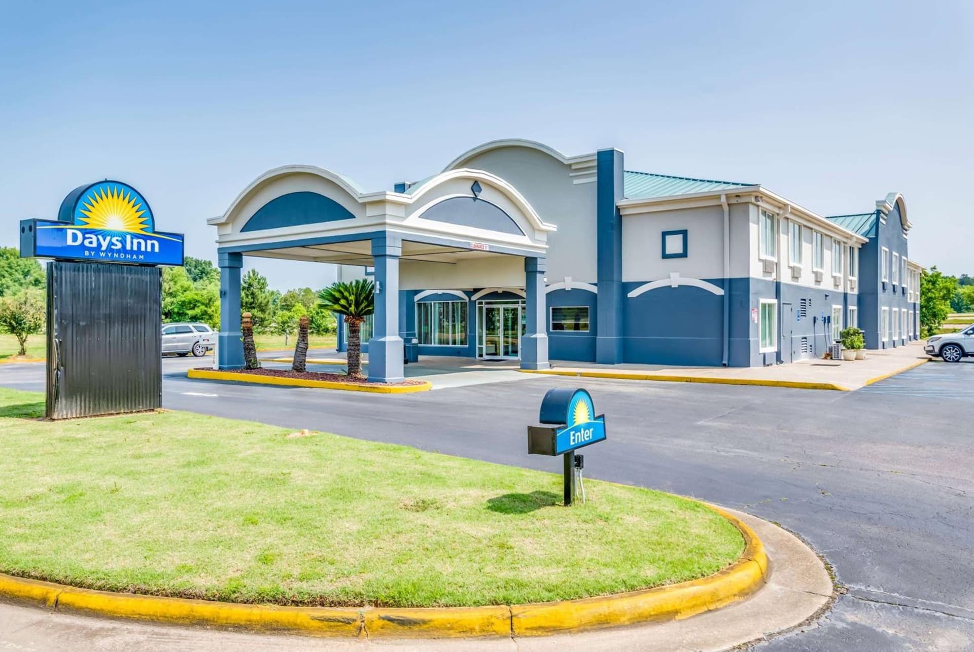 Days Inn by Wyndham Coliseum Montgomery AL interior in Montgomery, AL — gallery photo 2