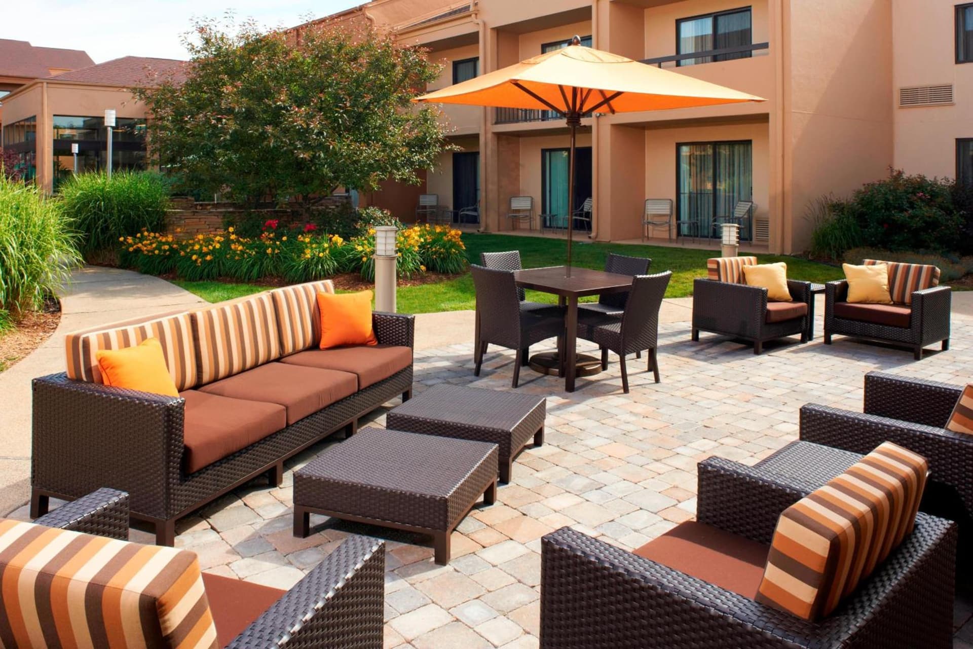 Courtyard by Marriott Rockford interior in Rockford, IL — gallery photo 2