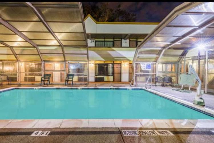 Days Inn by Wyndham Pittsburgh interior in Pittsburgh, PA — gallery photo 2