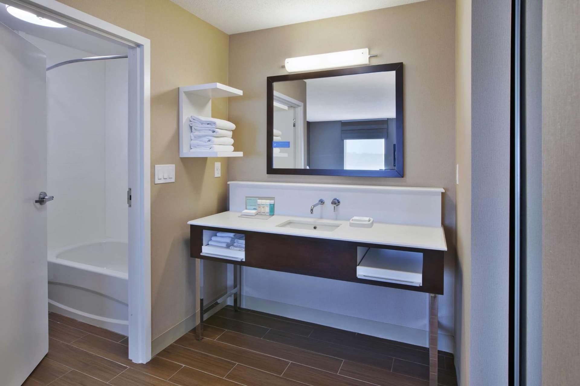 Hampton Inn Commerce/Novi property views in Walled Lake, MI — gallery photo 3