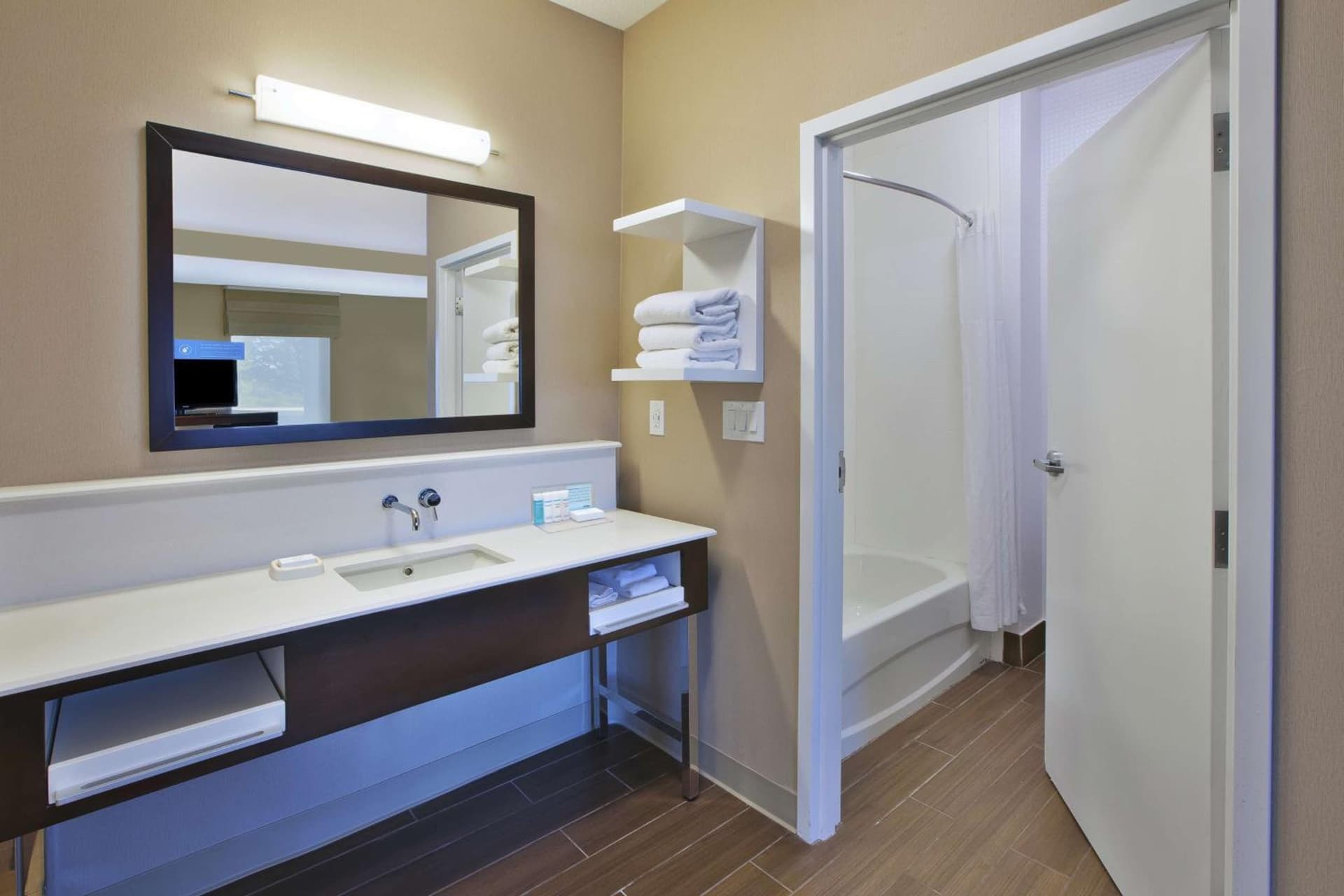 Hampton Inn Commerce/Novi gallery photo in Walled Lake, MI — image 8