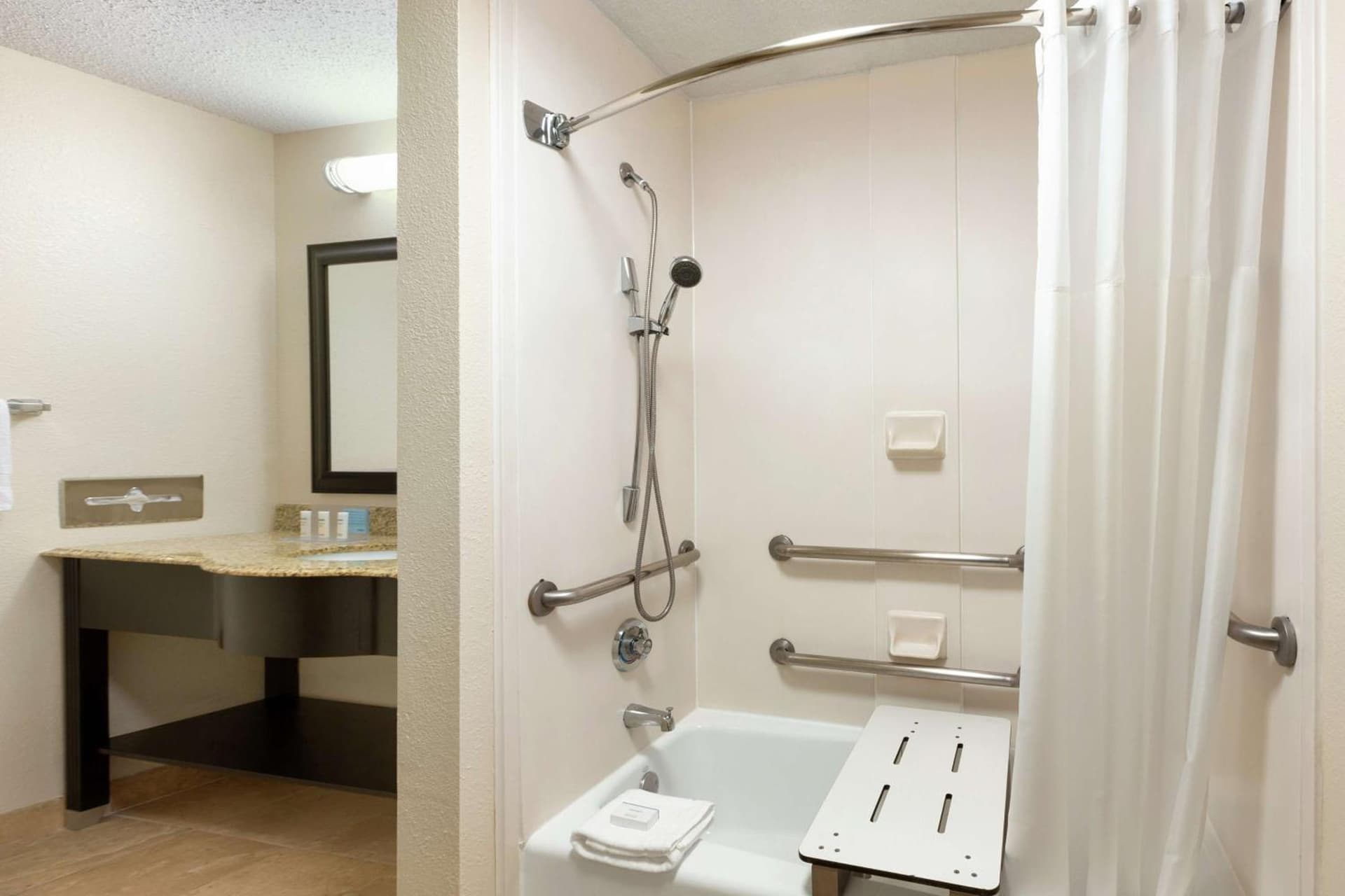 Hampton Inn and Suites Houston Clear Lake NASA gallery photo in Webster, TX — image 7