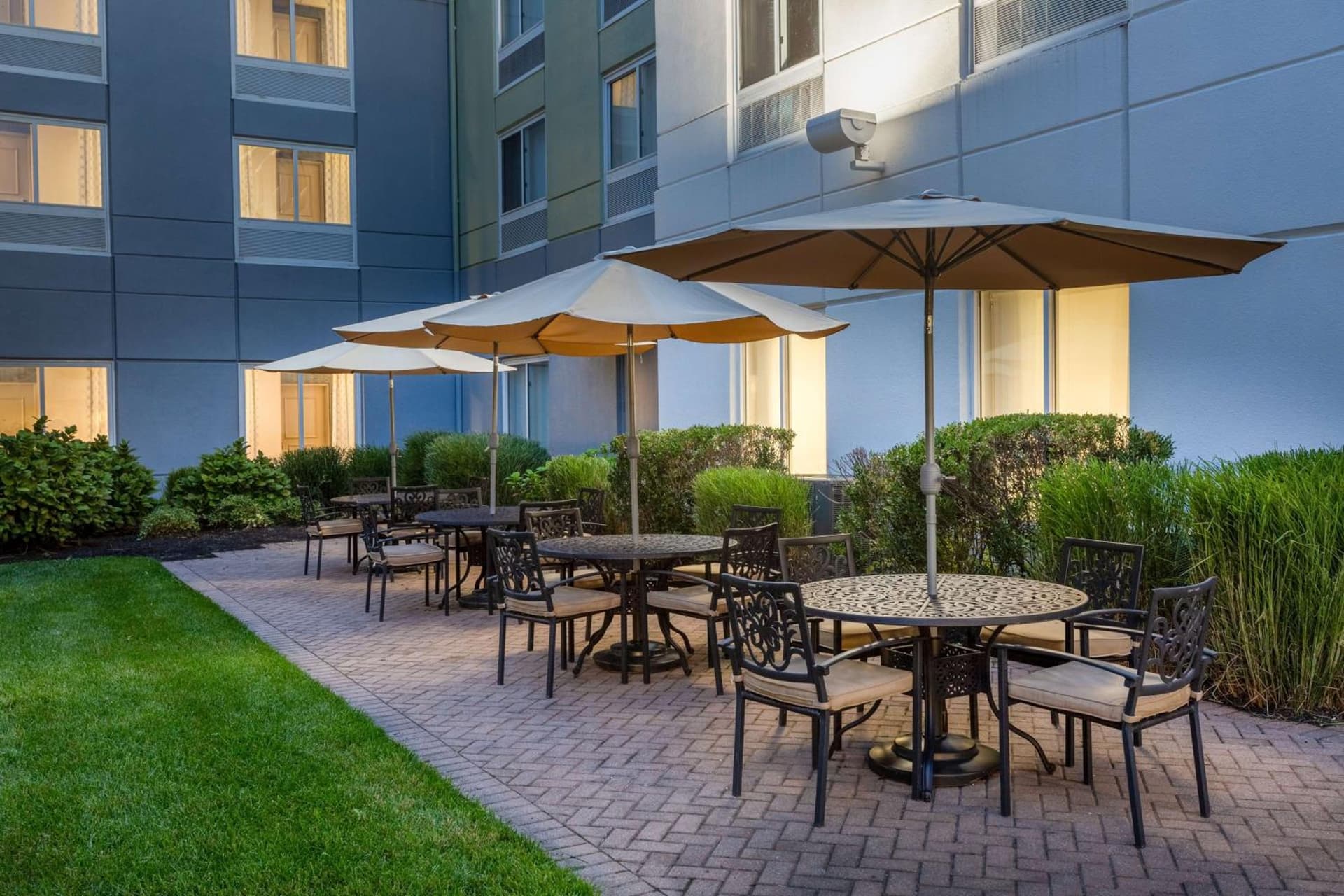 Hilton Garden Inn Islip/MacArthur Airport interior in Ronkonkoma, NY — gallery photo 2