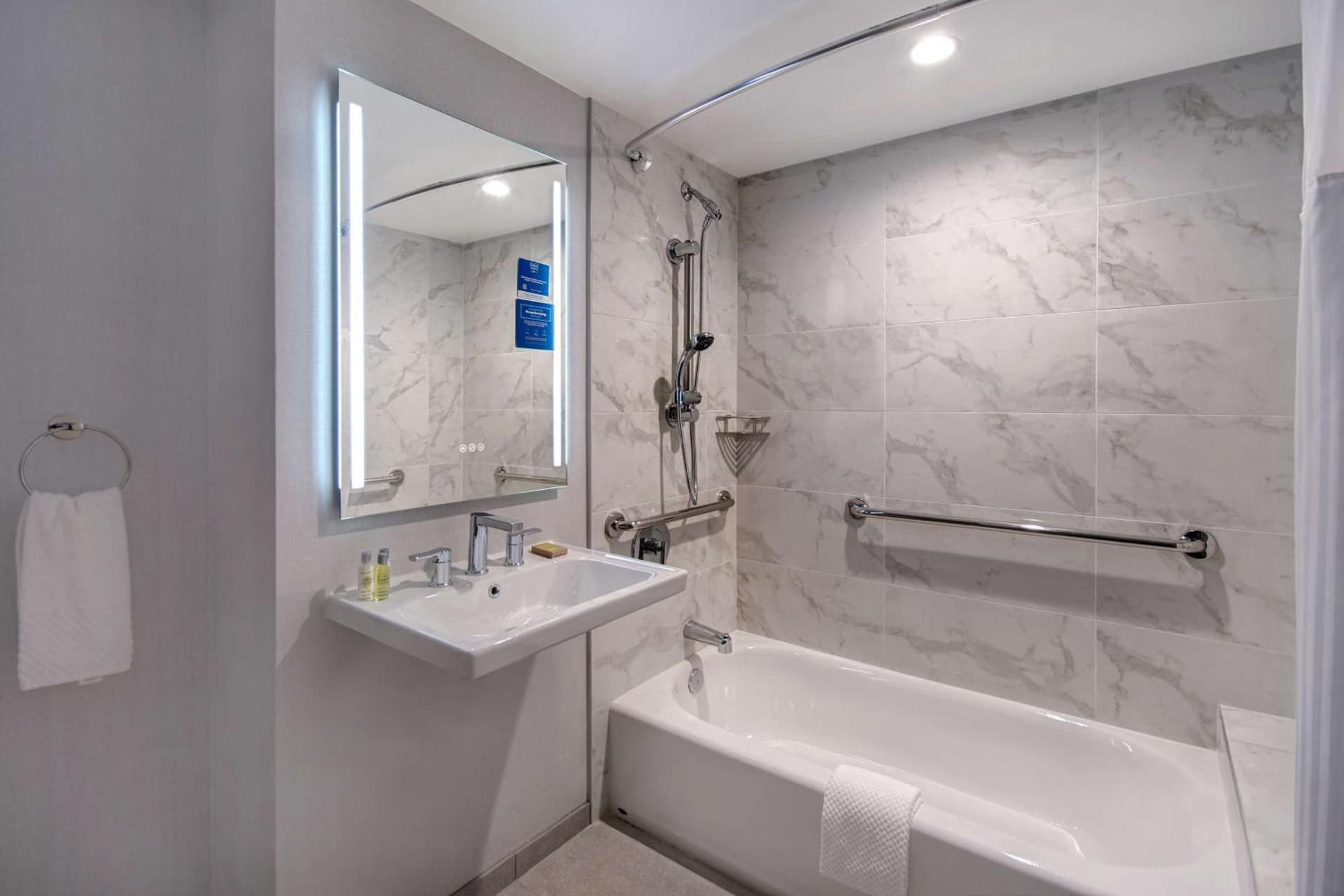 DoubleTree by Hilton LAX - El Segundo property views in El Segundo, CA — gallery photo 3