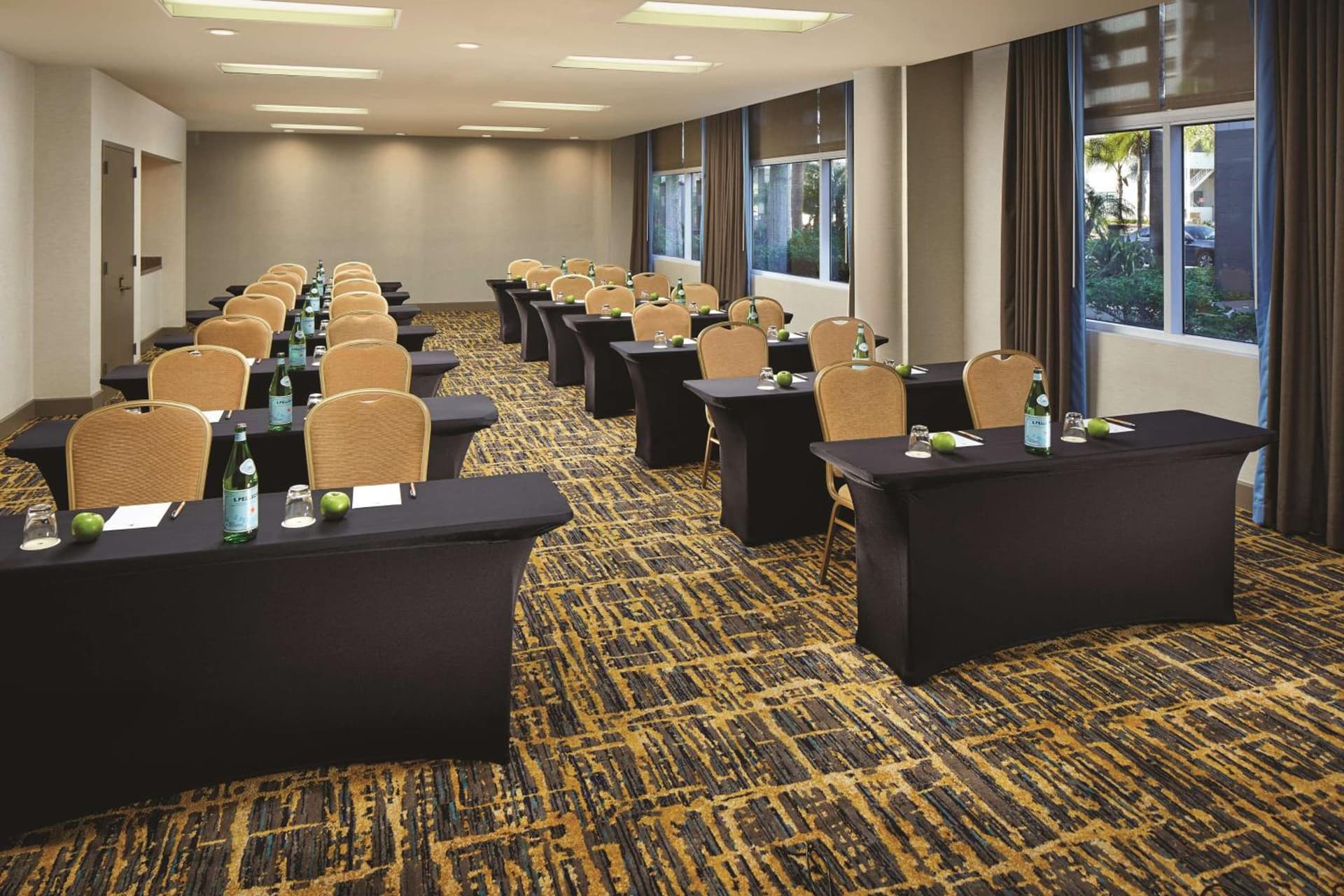 DoubleTree by Hilton LAX - El Segundo interior in El Segundo, CA — gallery photo 2