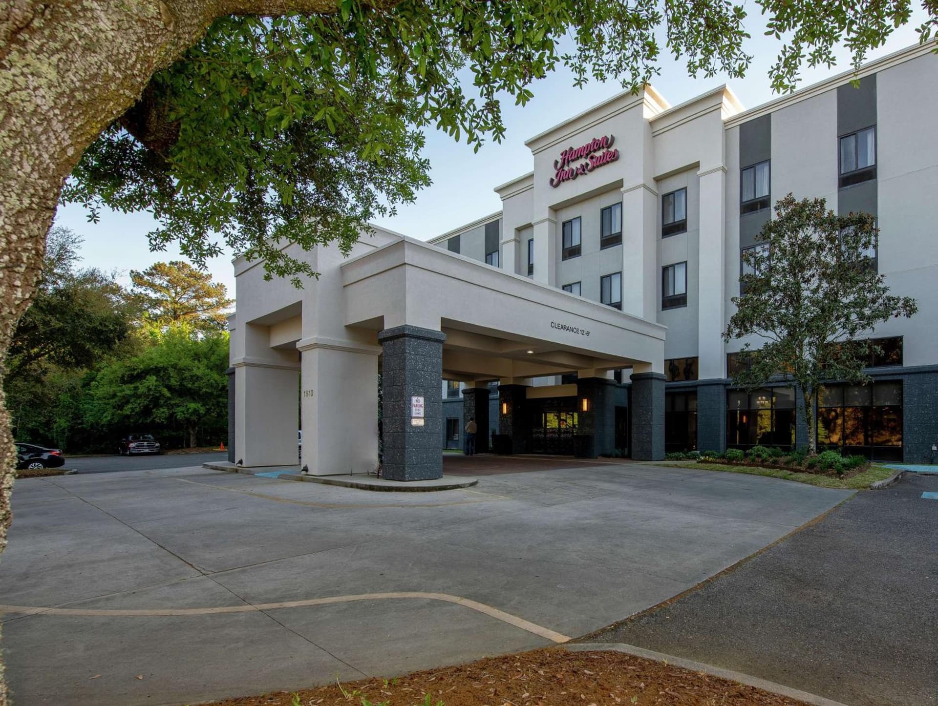 Hampton Inn and Suites Lafayette interior in Lafayette, LA — gallery photo 2