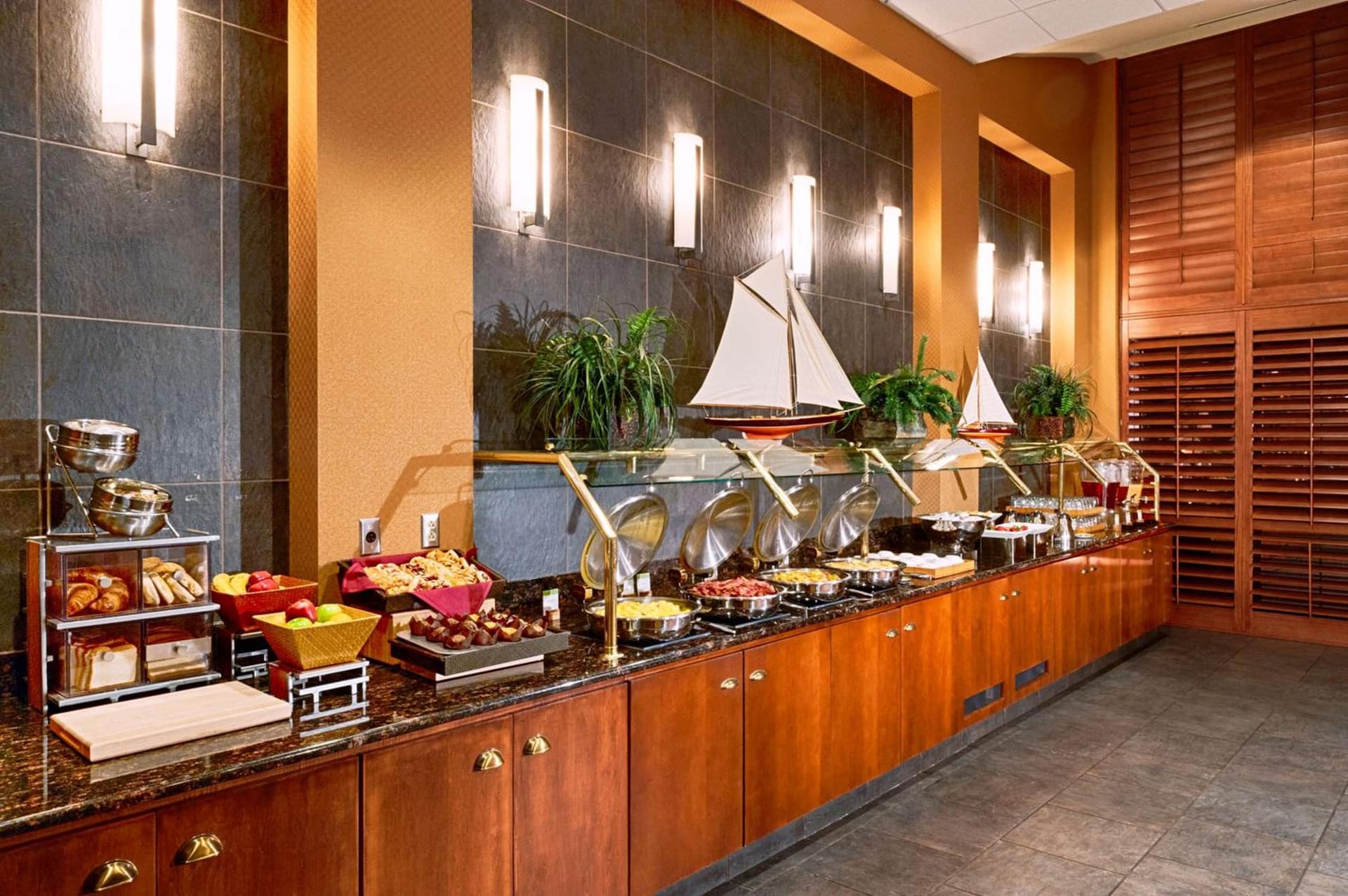 DoubleTree by Hilton Bay City - Riverfront gallery photo in Bay City, MI — image 21