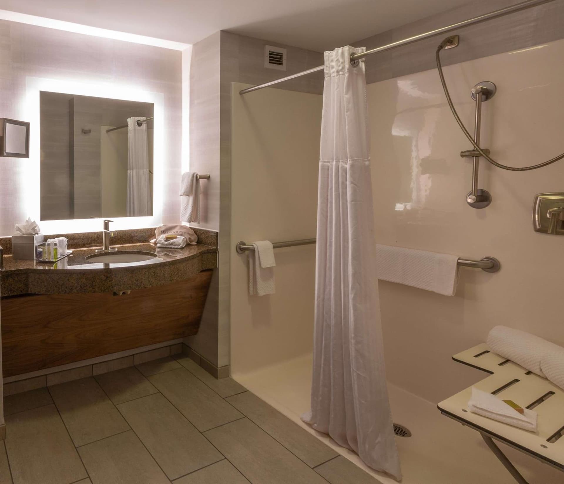 DoubleTree by Hilton Bay City - Riverfront gallery photo in Bay City, MI — image 28