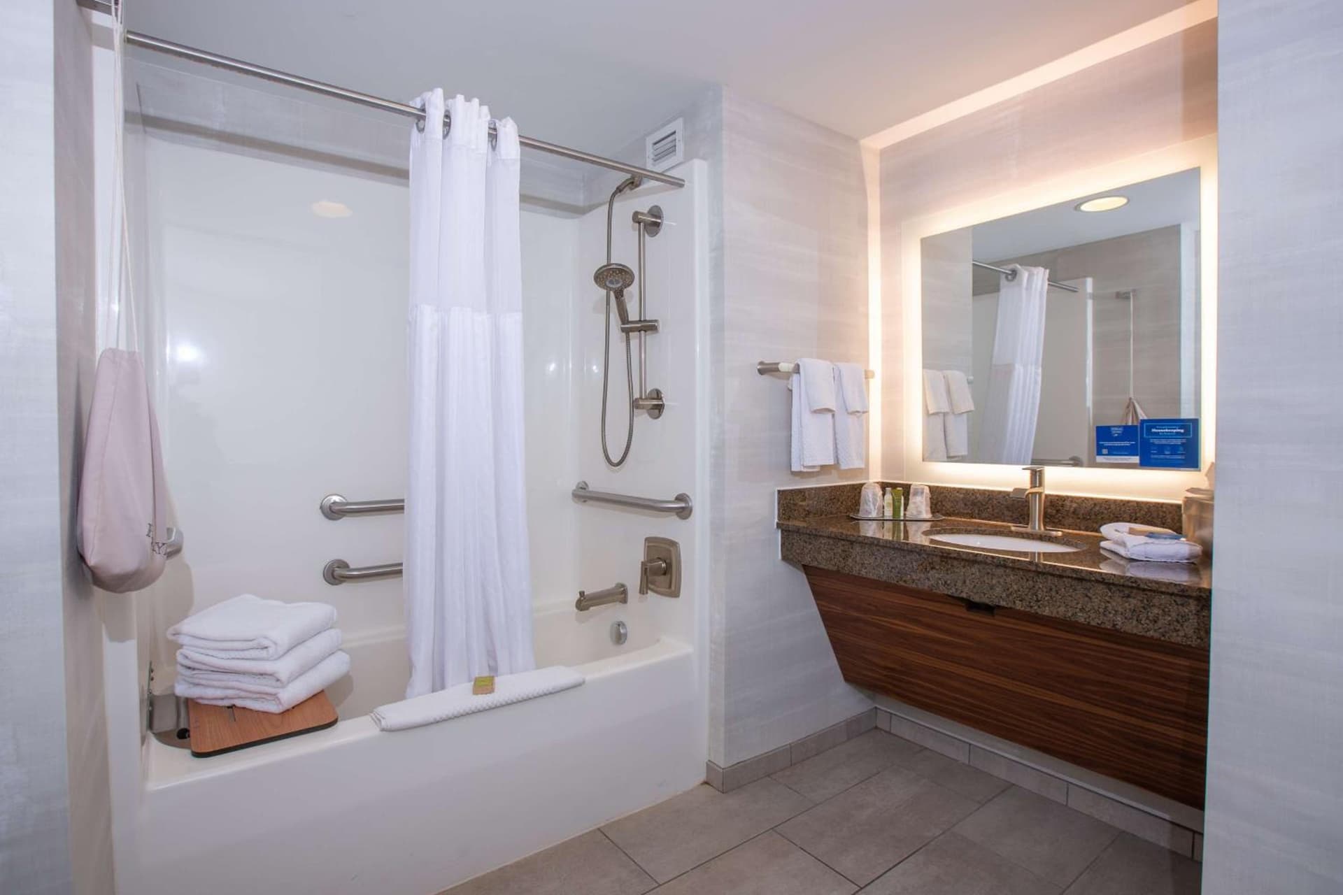 DoubleTree by Hilton Bay City - Riverfront gallery photo in Bay City, MI — image 51