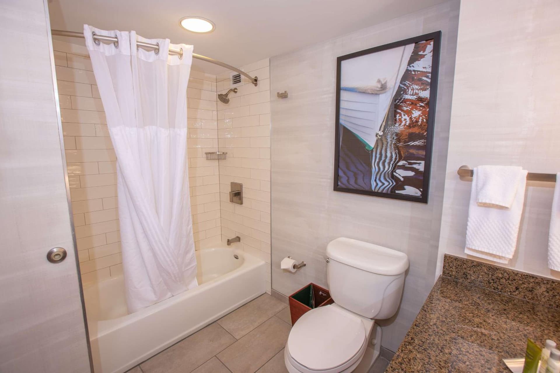 DoubleTree by Hilton Bay City - Riverfront gallery photo in Bay City, MI — image 7