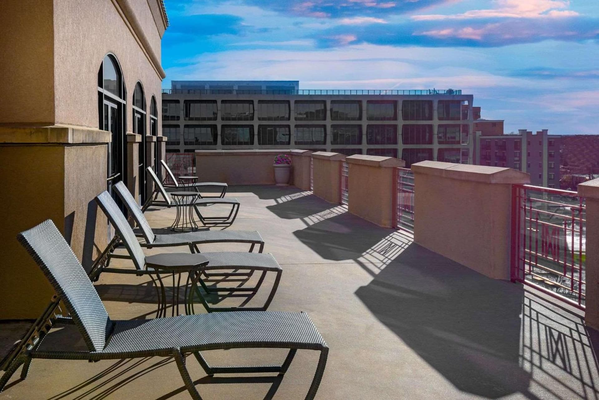 Hampton Inn & Suites Country Club Plaza interior in Kansas City, MO — gallery photo 2