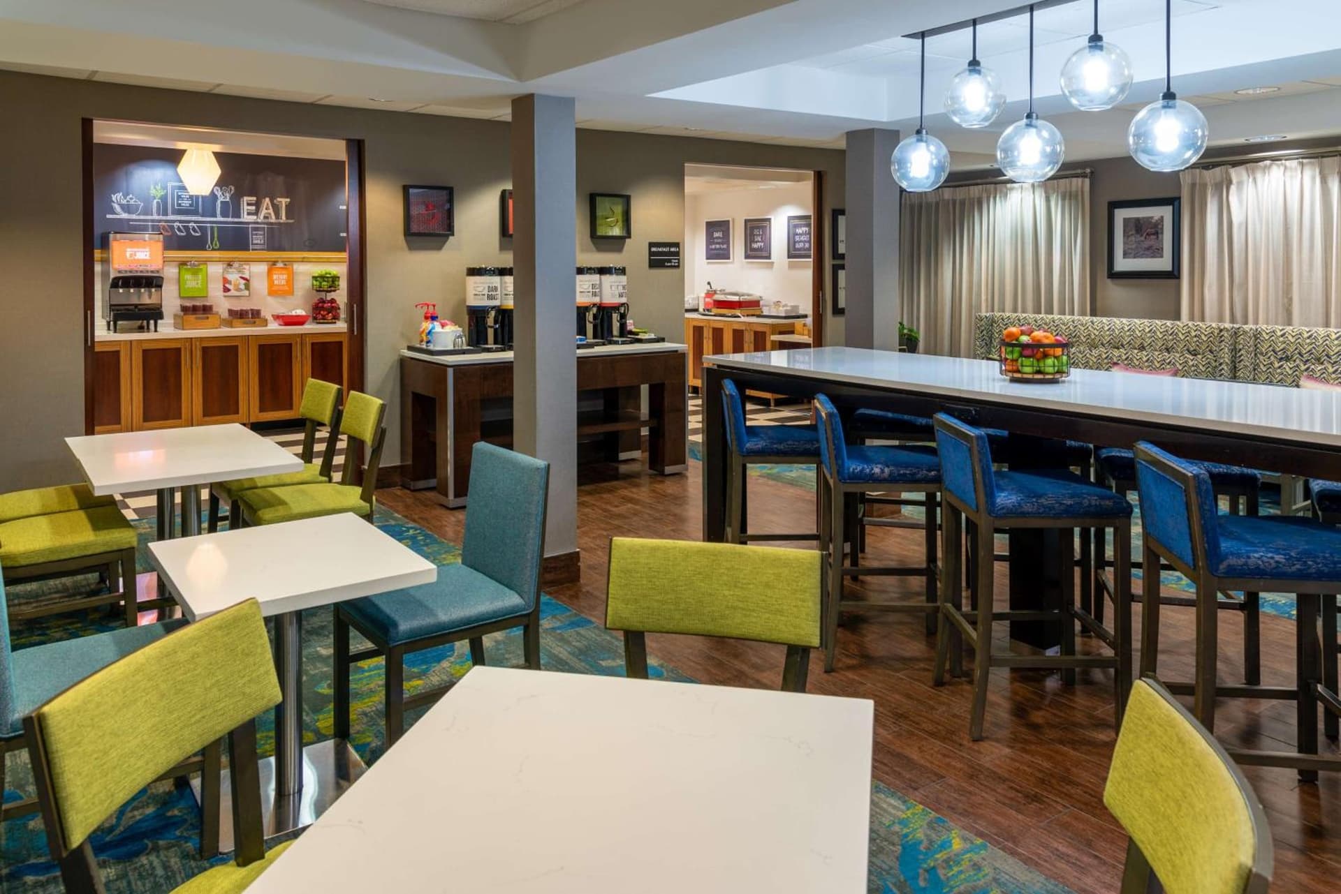 Hampton Inn Kansas City-Lee's Summit interior in Lees Summit, MO — gallery photo 2