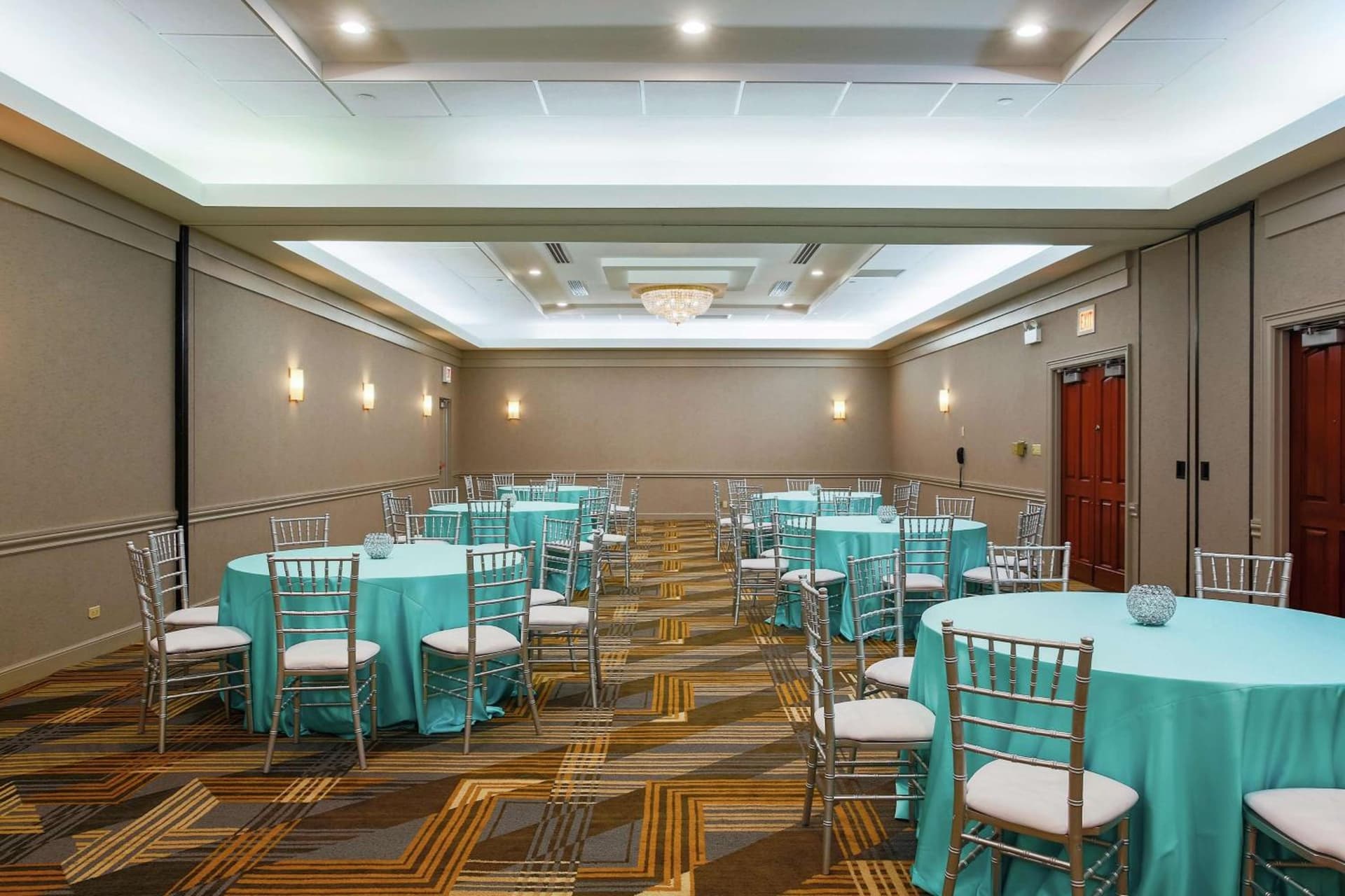 Hilton Chicago/Oak Lawn property views in Chicago, IL — gallery photo 3