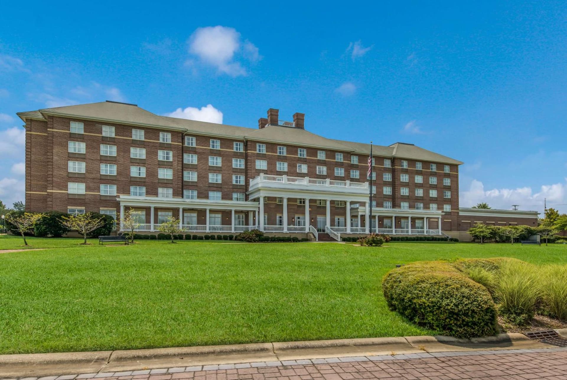 Hilton Garden Inn Suffolk Riverfront interior in Suffolk, VA — gallery photo 2