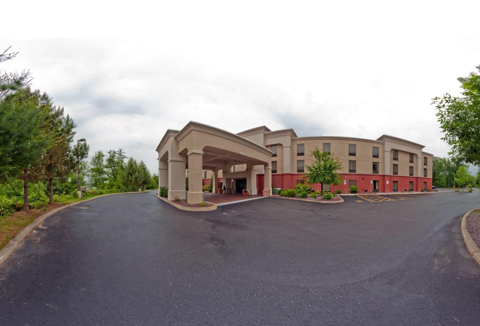 Hampton Inn Auburn interior in Auburn — gallery photo 2