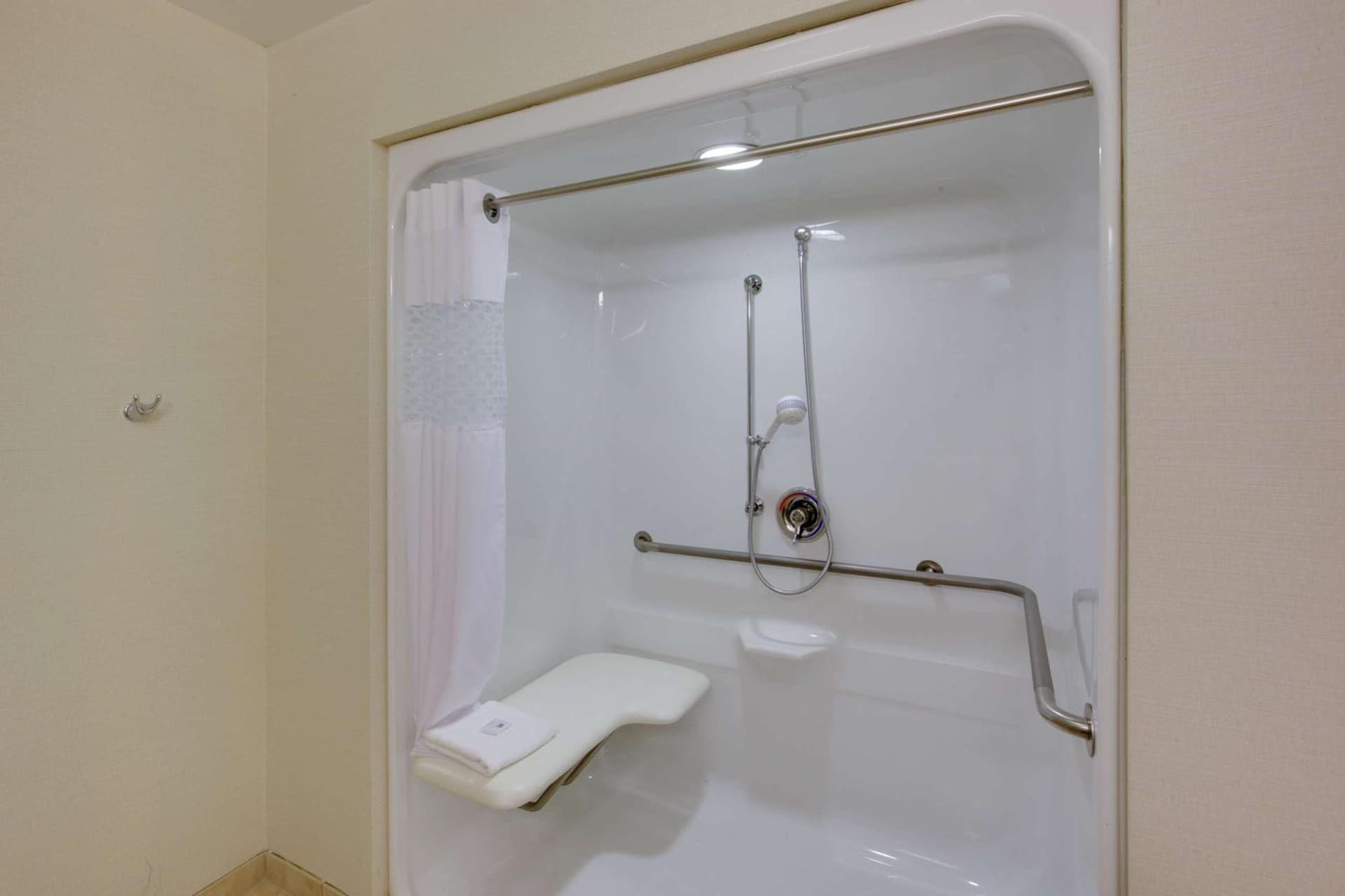 Hampton Inn Auburn gallery photo in Auburn — image 20