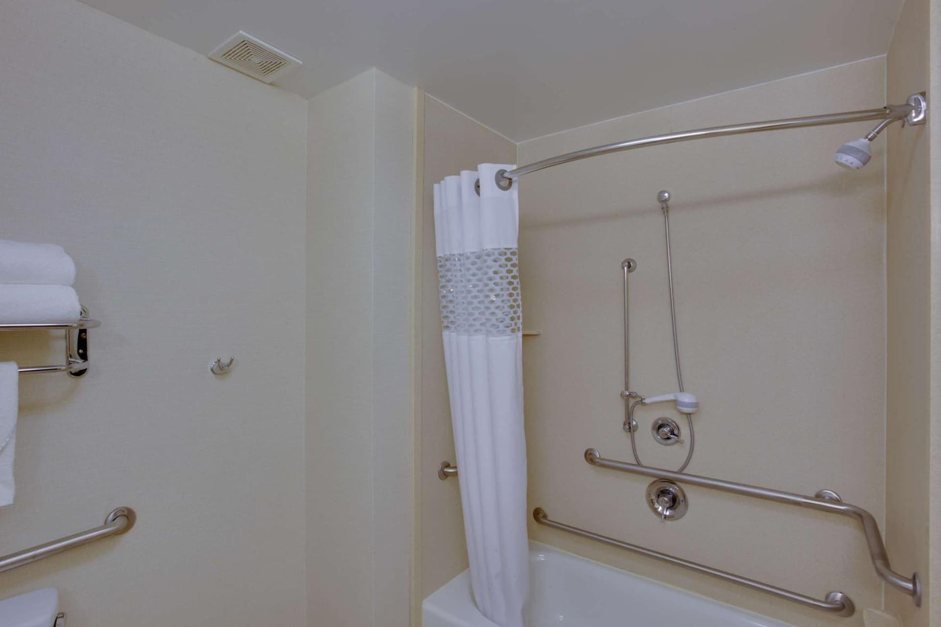 Hampton Inn Auburn gallery photo in Auburn — image 21