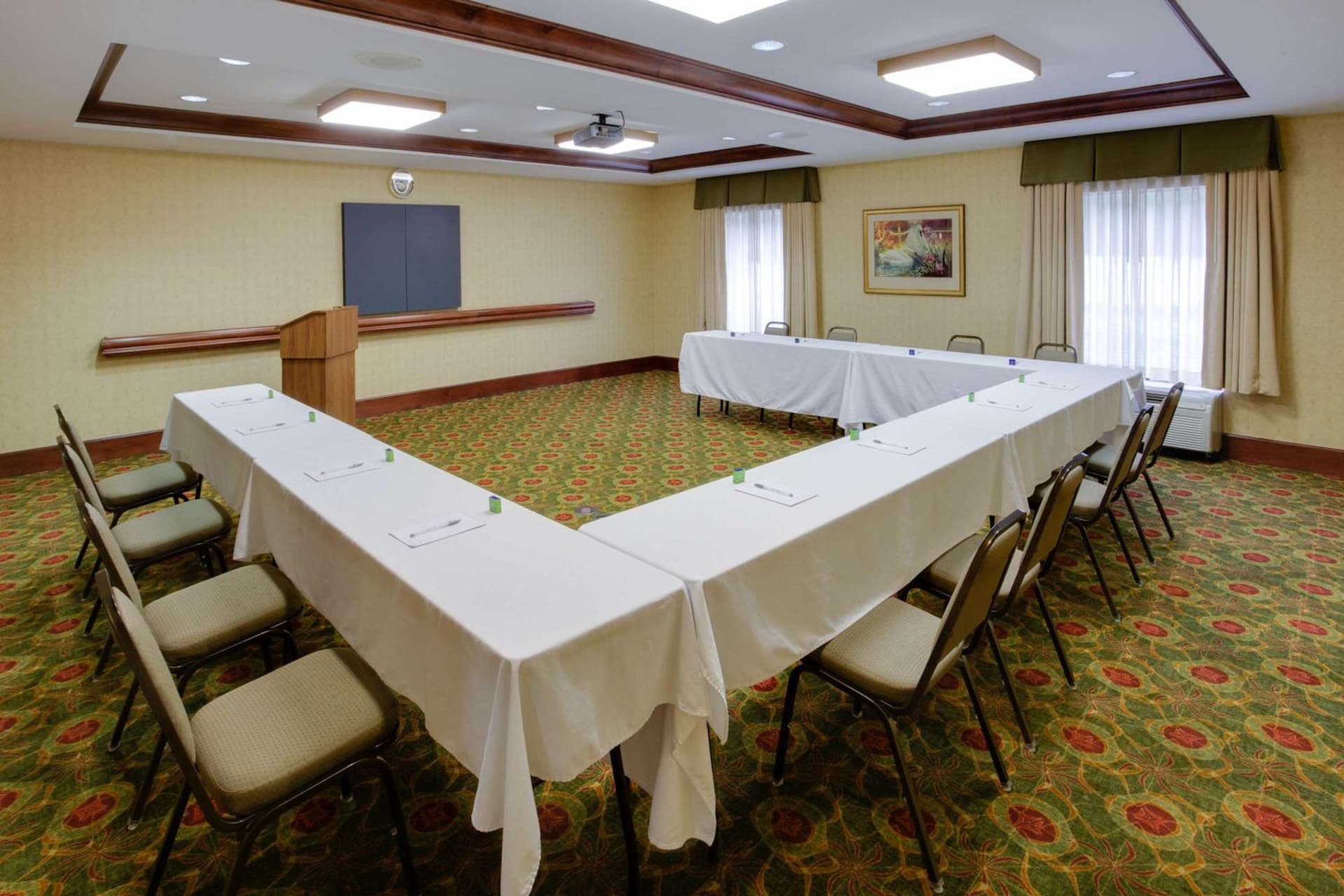Hampton Inn Auburn interior in Auburn — gallery photo 2