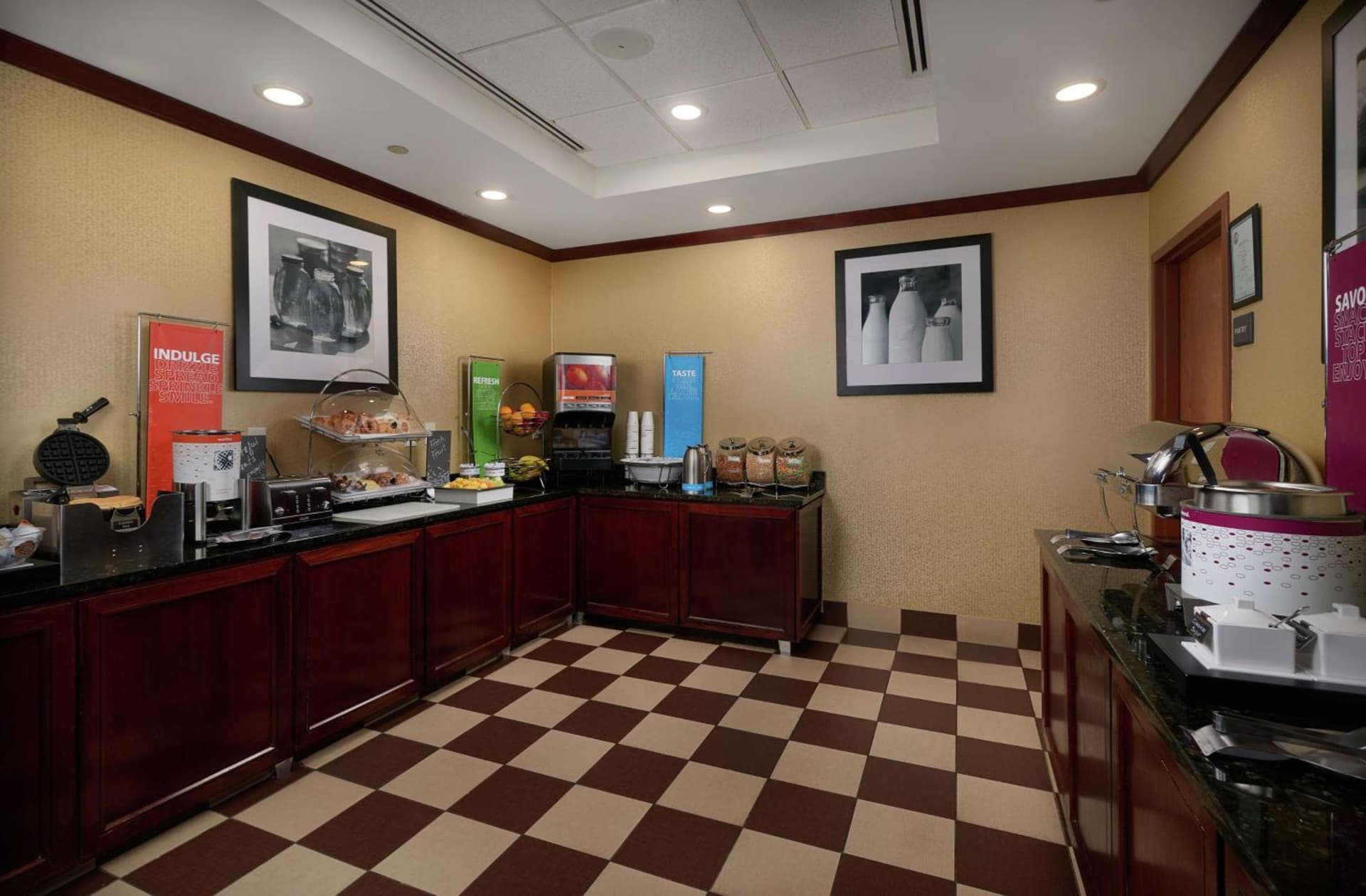 Hampton Inn Newport News-Yorktown interior in Newport News, VA — gallery photo 2