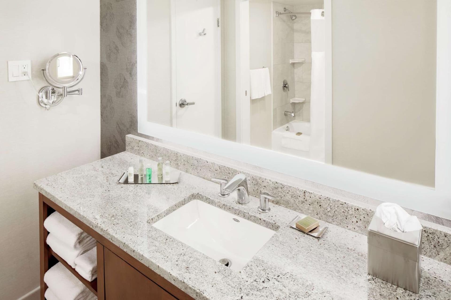 DoubleTree by Hilton Hotel South Bend gallery photo in South Bend, IN — image 38