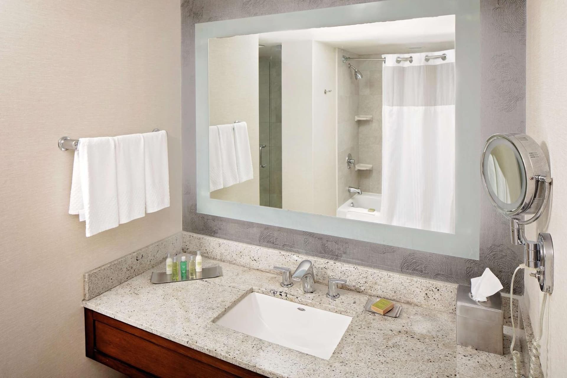DoubleTree by Hilton Hotel South Bend gallery photo in South Bend, IN — image 45